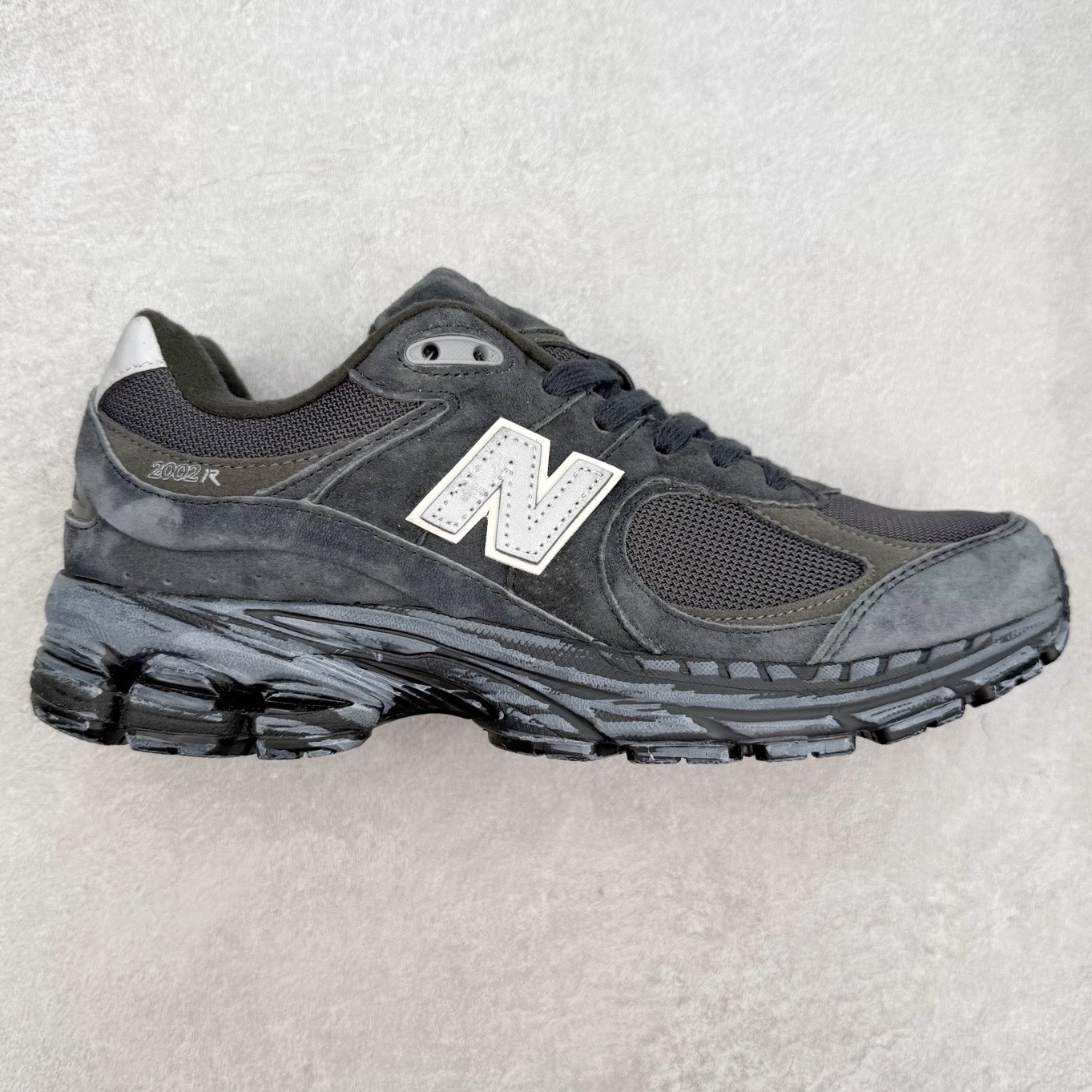 ＃特价福利 New Balance NB2002系列 男女休闲慢跑鞋 必备的时髦单品之一 最新出的2002R系列 这款延续了经典科技 升级版N-ERGY缓震物料机能与材质上脚太舒适了 鞋面的柔软麂皮搭配尼龙网布 特别透气而且还复古感 不管是搭配牛仔裤还工装裤都是百搭！小红书众多博主上脚推荐！实拍调校N版已经零色差零失真 百分百还原实物色彩所见即所得 不存在货不对板色差等低级问题 选购参考实物拍摄 不混卖不参货 只用心做好货严格选品 承诺混一赔十 尺码：36 36.5 37 37.5 38 38.5 39.5 40 40.5 41.5 42 42.5 43 44 45-选品中心