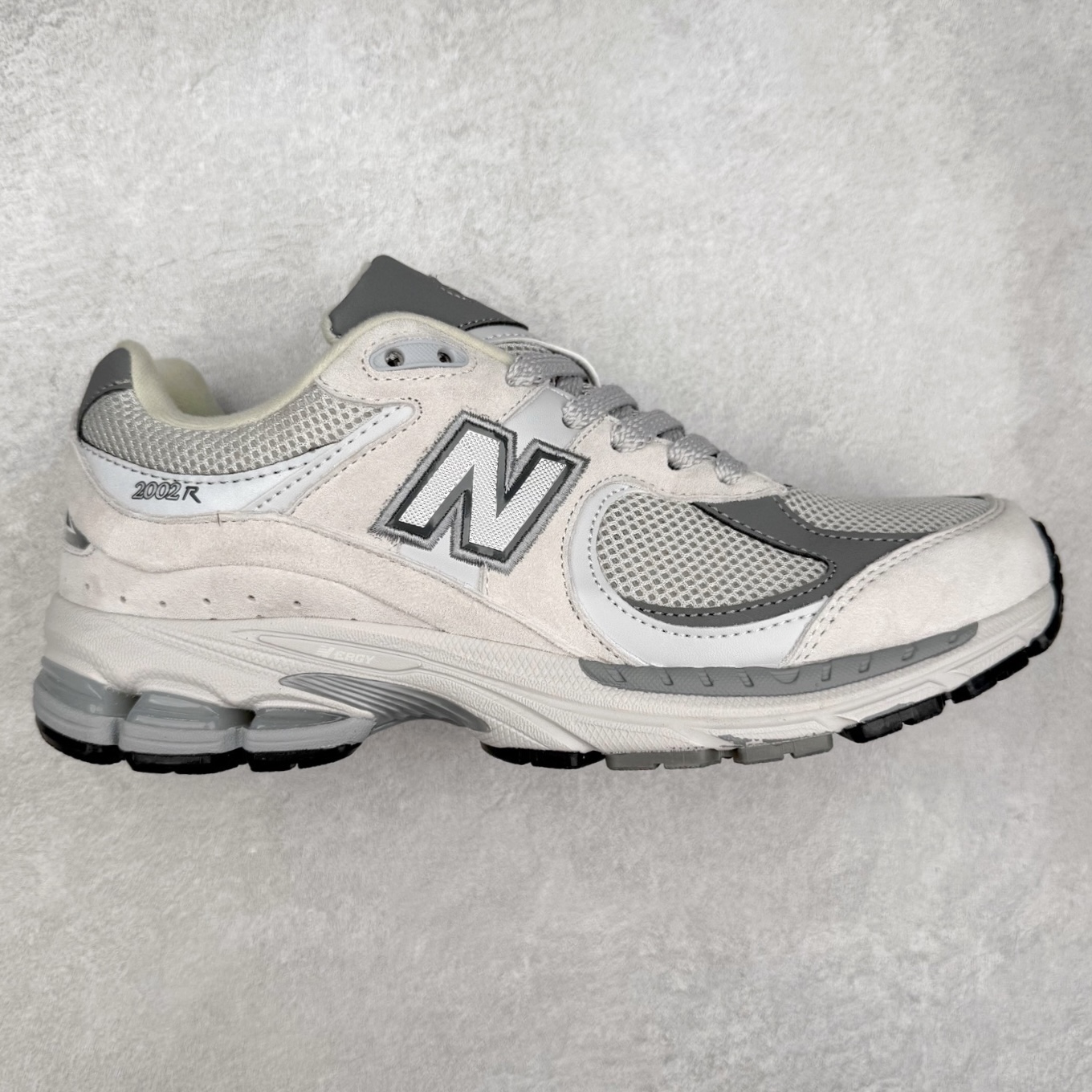 图片[6]-＃特价福利 New Balance NB2002系列 男女休闲慢跑鞋 必备的时髦单品之一 最新出的2002R系列 这款延续了经典科技 升级版N-ERGY缓震物料机能与材质上脚太舒适了 鞋面的柔软麂皮搭配尼龙网布 特别透气而且还复古感 不管是搭配牛仔裤还工装裤都是百搭！小红书众多博主上脚推荐！实拍调校N版已经零色差零失真 百分百还原实物色彩所见即所得 不存在货不对板色差等低级问题 选购参考实物拍摄 不混卖不参货 只用心做好货严格选品 承诺混一赔十 尺码：36 36.5 37 37.5 38 38.5 39.5 40 40.5 41.5 42 42.5 43 44 45-选品中心