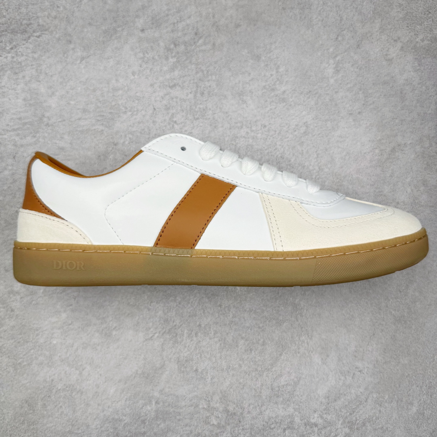 DIOR B01 迪奥牛皮革绒面圆头系带低帮板鞋 实拍调校N版已经零色差零失真 百分百还原实物色彩所见即所得 不存在货不对板色差等低级问题 选购参考实物拍摄 不混卖不参货 只用心做好货严格选品 承诺混一赔十 尺码:36 36.5 37.5 38 38.5 39 40 40.5 41 42 42.5 43 44 44.5 45-选品中心