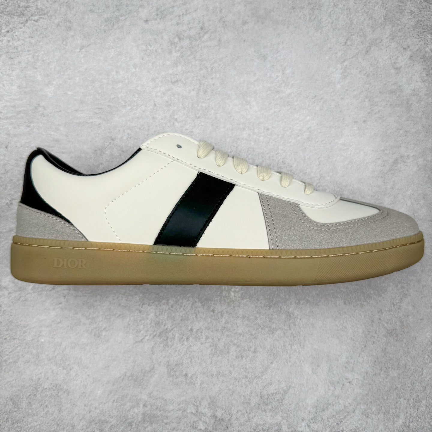 DIOR B01 迪奥牛皮革绒面圆头系带低帮板鞋 实拍调校N版已经零色差零失真 百分百还原实物色彩所见即所得 不存在货不对板色差等低级问题 选购参考实物拍摄 不混卖不参货 只用心做好货严格选品 承诺混一赔十 尺码:36 36.5 37.5 38 38.5 39 40 40.5 41 42 42.5 43 44 44.5 45-选品中心
