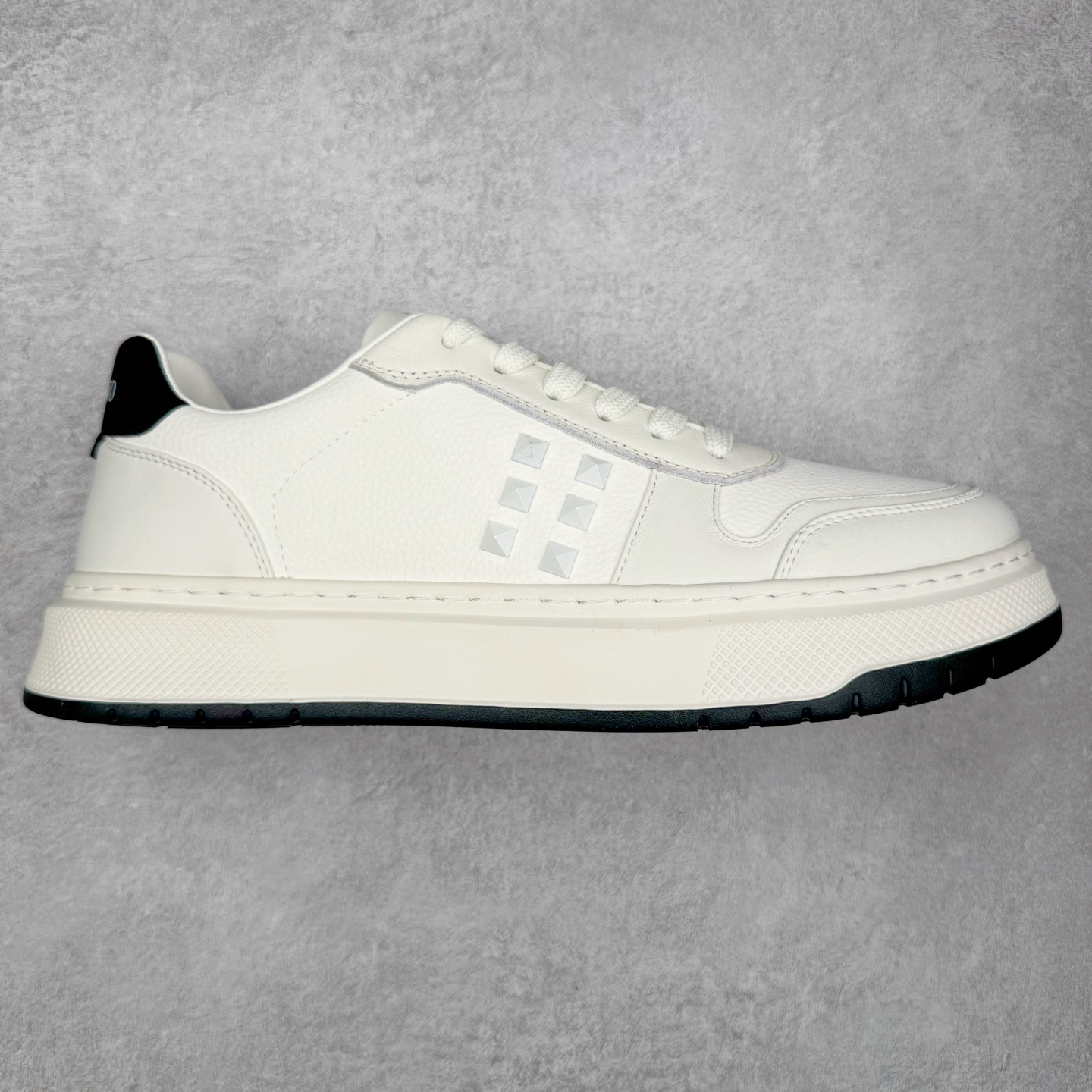 Valentino 华伦天奴 Rockstud untitled 厚底休闲铆钉小白鞋 明星同款 软羊皮低帮运动板鞋 经典百搭款绗缝格纹打造瞩目朋克风格 考究皮质构塑和简洁轮廓 流畅的线条奠定酷感基调 装饰质感橡胶效果 侧面铆钉装饰 穿出了不一样的随性和时髦 阿那亚大秀可谓是刷爆了时尚圈 鞋面全油边 面料：定制牛皮+独家开模橡胶发泡大底 轻便防滑耐磨 脚感舒适 款式耐看做工精细 全套包装 尺码：39 40 41 42 43 44（比运动鞋偏大一码）-选品中心