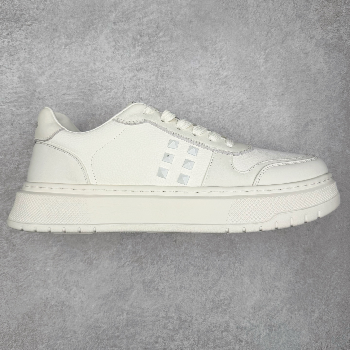 Valentino 华伦天奴 Rockstud untitled 厚底休闲铆钉小白鞋 明星同款 软羊皮低帮运动板鞋 经典百搭款绗缝格纹打造瞩目朋克风格 考究皮质构塑和简洁轮廓 流畅的线条奠定酷感基调 装饰质感橡胶效果 侧面铆钉装饰 穿出了不一样的随性和时髦 阿那亚大秀可谓是刷爆了时尚圈 鞋面全油边 面料：定制牛皮+独家开模橡胶发泡大底 轻便防滑耐磨 脚感舒适 款式耐看做工精细 全套包装 尺码：39 40 41 42 43 44（比运动鞋偏大一码）-选品中心