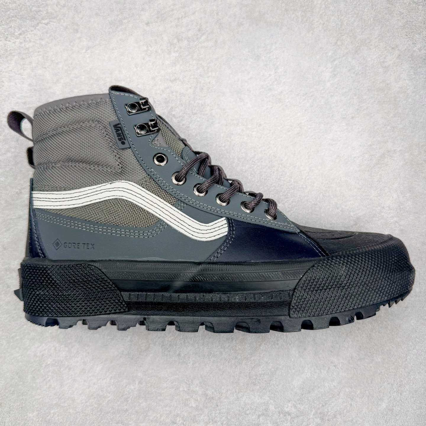 Vans SK8 Mte-3 Gore-Tex 户外靴 全新的Sk8-Hi GORE-TEX MTE-3 采用了最先进的专用全天候技术为户外活动等元素打造，将超过25 年的 Vans 滑雪靴历史和技术融入永恒、值得信赖的风格。MTE-3 功能集包括采用 Al-Trac™ 制成的 MTE-3 外底，这是一种 MTE 独有的全天候橡胶化合物，可通过改进的脚趾拾取和动态凸耳胎面提供显着改善的牵引力。MTE-3 GORE-TEX 防水包让您保持干爽，强大的 3M ThinsullateTM隔热包可用于寒冷天气的温度调节，让您保持温暖，带有 Ortholite®顶片的双密度。 尺码：36 37 38 39 40 41 42 43 44 45-选品中心