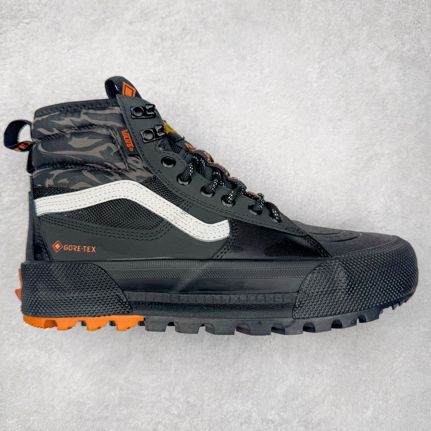 Vans SK8 Mte-3 Gore-Tex 户外靴 全新的Sk8-Hi GORE-TEX MTE-3 采用了最先进的专用全天候技术为户外活动等元素打造，将超过25 年的 Vans 滑雪靴历史和技术融入永恒、值得信赖的风格。MTE-3 功能集包括采用 Al-Trac™ 制成的 MTE-3 外底，这是一种 MTE 独有的全天候橡胶化合物，可通过改进的脚趾拾取和动态凸耳胎面提供显着改善的牵引力。MTE-3 GORE-TEX 防水包让您保持干爽，强大的 3M ThinsullateTM隔热包可用于寒冷天气的温度调节，让您保持温暖，带有 Ortholite®顶片的双密度。 尺码：36 37 38 39 40 41 42 43 44 45-选品中心