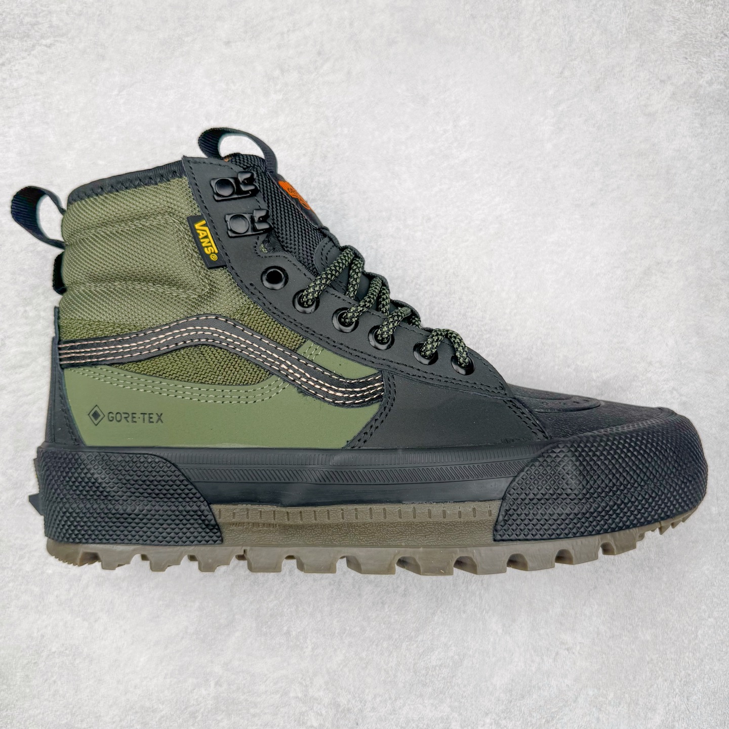 Vans SK8 Mte-3 Gore-Tex 户外靴 全新的Sk8-Hi GORE-TEX MTE-3 采用了最先进的专用全天候技术为户外活动等元素打造，将超过25 年的 Vans 滑雪靴历史和技术融入永恒、值得信赖的风格。MTE-3 功能集包括采用 Al-Trac™ 制成的 MTE-3 外底，这是一种 MTE 独有的全天候橡胶化合物，可通过改进的脚趾拾取和动态凸耳胎面提供显着改善的牵引力。MTE-3 GORE-TEX 防水包让您保持干爽，强大的 3M ThinsullateTM隔热包可用于寒冷天气的温度调节，让您保持温暖，带有 Ortholite®顶片的双密度。 尺码：36 37 38 39 40 41 42 43 44 45-选品中心