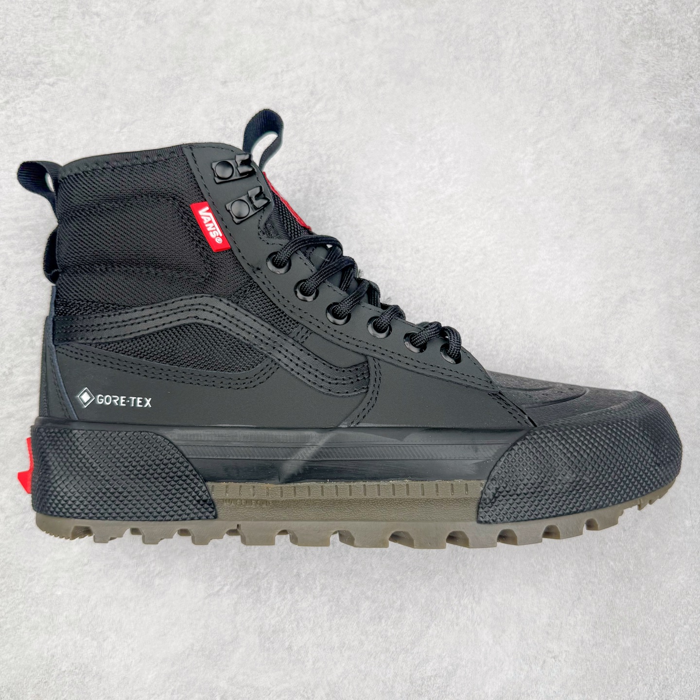 Vans SK8 Mte-3 Gore-Tex 户外靴 全新的Sk8-Hi GORE-TEX MTE-3 采用了最先进的专用全天候技术为户外活动等元素打造，将超过25 年的 Vans 滑雪靴历史和技术融入永恒、值得信赖的风格。MTE-3 功能集包括采用 Al-Trac™ 制成的 MTE-3 外底，这是一种 MTE 独有的全天候橡胶化合物，可通过改进的脚趾拾取和动态凸耳胎面提供显着改善的牵引力。MTE-3 GORE-TEX 防水包让您保持干爽，强大的 3M ThinsullateTM隔热包可用于寒冷天气的温度调节，让您保持温暖，带有 Ortholite®顶片的双密度。 尺码：36 37 38 39 40 41 42 43 44 45-选品中心