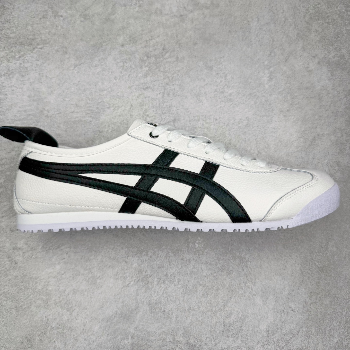 ＃纯原福利 Asics Onitsuka Tiger MEXICO 66 亚瑟士鬼冢虎复古经典板鞋 市场最强版本 原厂牛津布加持 海外订单工厂出品 超成熟稳定的做工品控 原装全套纸板楦头开发 原汁原味 完美呈现版型 私模正确鞋底咬花纹路 一比一鞋头弧度高度鞋身弧度 绝不口嗨 细节品控鞋型随意秒杀市面 原档咬花纹路私模大底 一个单元有六个三角形 总体形拼接呈现花瓣状 官方四联吊牌 原装Ortholite轻量化鞋垫 原盒原配 质保卡 说明书 钢印防尘纸 纸板中底带钢印 乳胶组合鞋垫 支持全方位的对比专柜 产品从款式颜色造型上体现出追求舒适和细节的完美 鞋类更是推崇手工制作的严谨与完美 融舒适性与可穿性的设计风格 注重细节的完美和别致魅力 既保持稳重 又不失轻松的时尚感 尺码：36 37 37.5 38 39 39.5 40 40.5 41.5 42 42.5 43.5 44 45-选品中心
