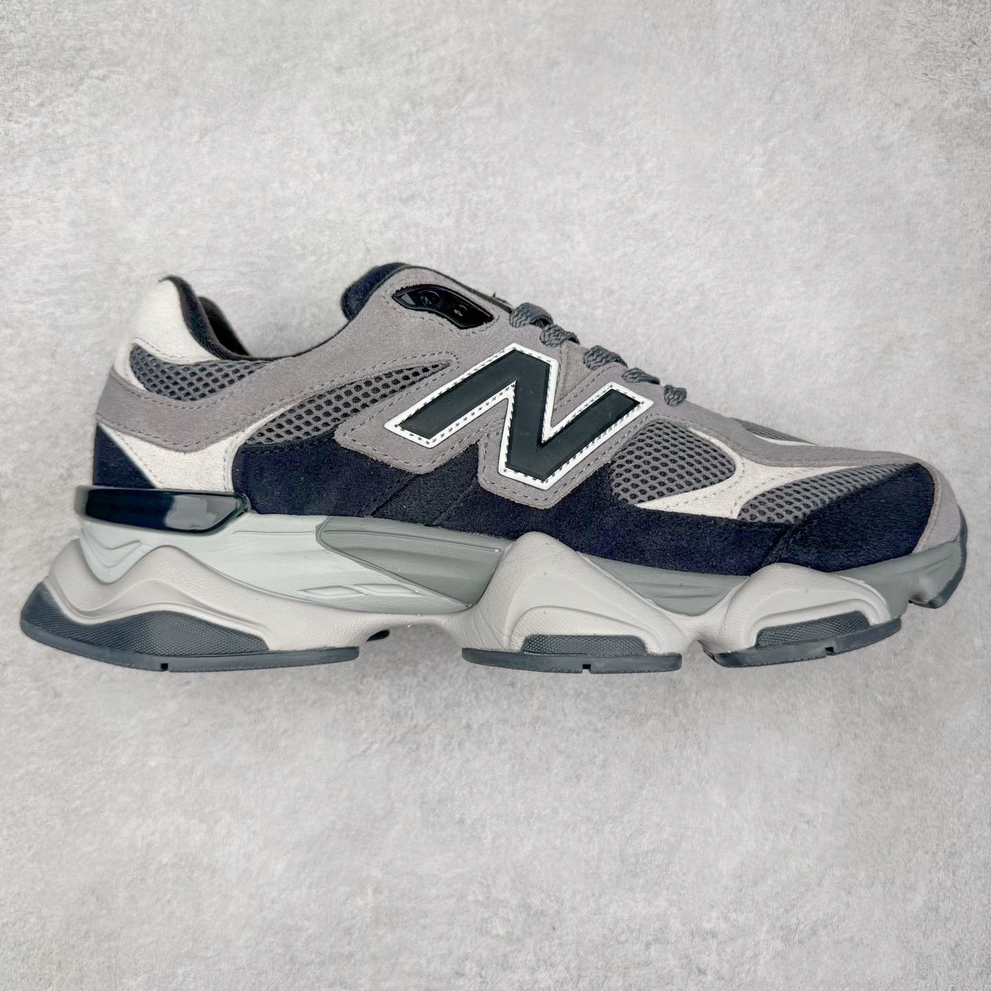 New Balance NB9060 复古运动鞋 新百伦又带来了新鞋型 并且是与芝加哥街头品牌 Joe Freshgoods 的联名款 鞋身主体采用了类似 990 系列的设计风格 与传统复古慢跑鞋区别不大 最大的变化就是鞋底部分 在传统设计的中底外层 增加了多个分区的模块 圆润的线条设计与我们熟悉的 New Balance 风格截然不同 但与同样充满弧形线条的鞋面搭配 看起来毫无违和感 尺码：36-45-选品中心
