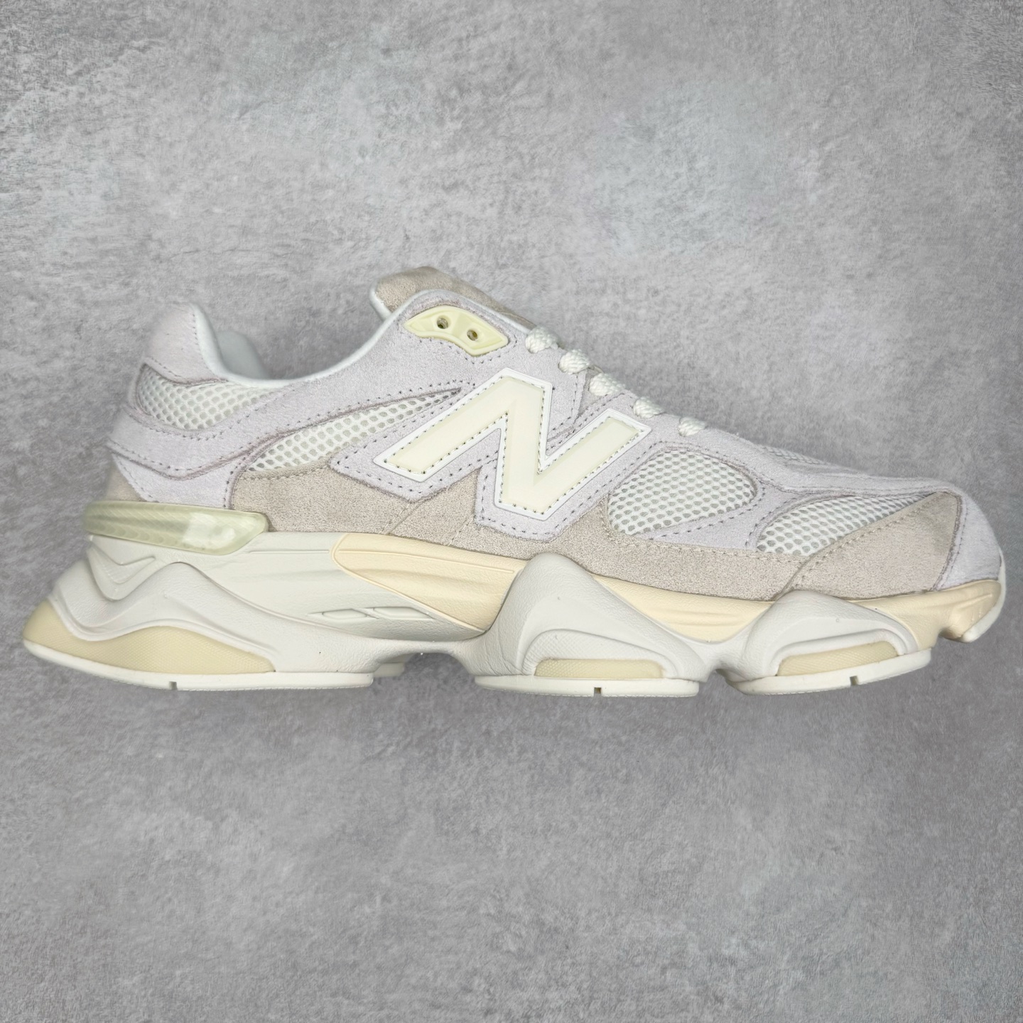 New Balance NB9060 复古运动鞋 新百伦又带来了新鞋型 并且是与芝加哥街头品牌 Joe Freshgoods 的联名款 鞋身主体采用了类似 990 系列的设计风格 与传统复古慢跑鞋区别不大 最大的变化就是鞋底部分 在传统设计的中底外层 增加了多个分区的模块 圆润的线条设计与我们熟悉的 New Balance 风格截然不同 但与同样充满弧形线条的鞋面搭配 看起来毫无违和感 尺码：36-45-选品中心