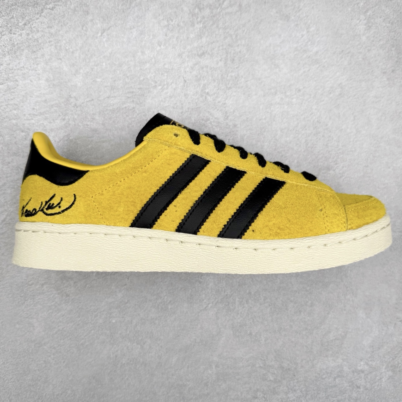 ＃S2 Bruce Lee x adidas originals JABBAR 黄色 JR1597 头部一线大厂出品 高端外贸零售专供品质 为纪念李小龙诞辰85周年，阿迪达斯推出adidas Originals JABBAR“Yellow”配色鞋款，该鞋以李小龙好友、NBA球员贾巴尔的JABBAR签名鞋为设计原型，以此铭记两人的友谊。鞋面通体采用黄色绒面革材质，鞋侧三道杠标识、鞋舌及后跟处则以黑色点缀，灵感源自李小龙在《死亡游戏》中身着的经典黑黄连体套装。此外，鞋侧绣有黑色李小龙签名，鞋垫印有贾巴尔在《死亡游戏》中的剧照，后跟处还饰有金色李小龙剪影。特殊鞋盒以贾巴尔与李小龙的合影为设计元素，辨识度极高。货号：JR1597 尺码：36 36.5 37.5 38 38.5 39 40 40.5 41 42 42.5 43 44 44.5 45-选品中心