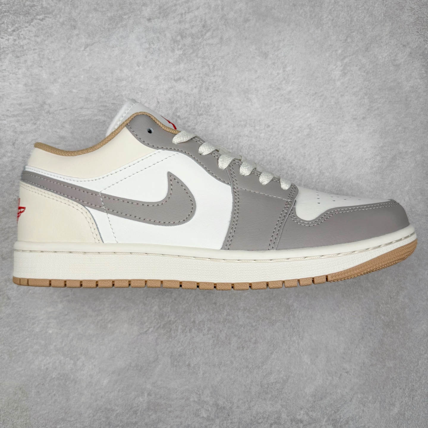 ＃DT纯原 Air Jordan AJ1 Low 低帮 553558-169 终端优势供应 市面中低帮最具代表性版本没有之一 口碑大厂出品 品控大底版型不断改良更新 全套原纸板楦头开发 确保原汁原味 完美呈现版型 完美零毛边处理 原厂内置全掌气垫 价格定位良心 平台专用代工流水线出品 一眼公司既视感 拿到手的一瞬间就与众不同 碾压市面所有版本 全部原鞋开发 每一个配色都会采购原鞋确认细节 打破市面看图做货无好货之说 尺码：35.5 36 36.5 37.5 38 38.5 39 40 40.5 41 42 42.5 43 44 44.5 45 46-选品中心