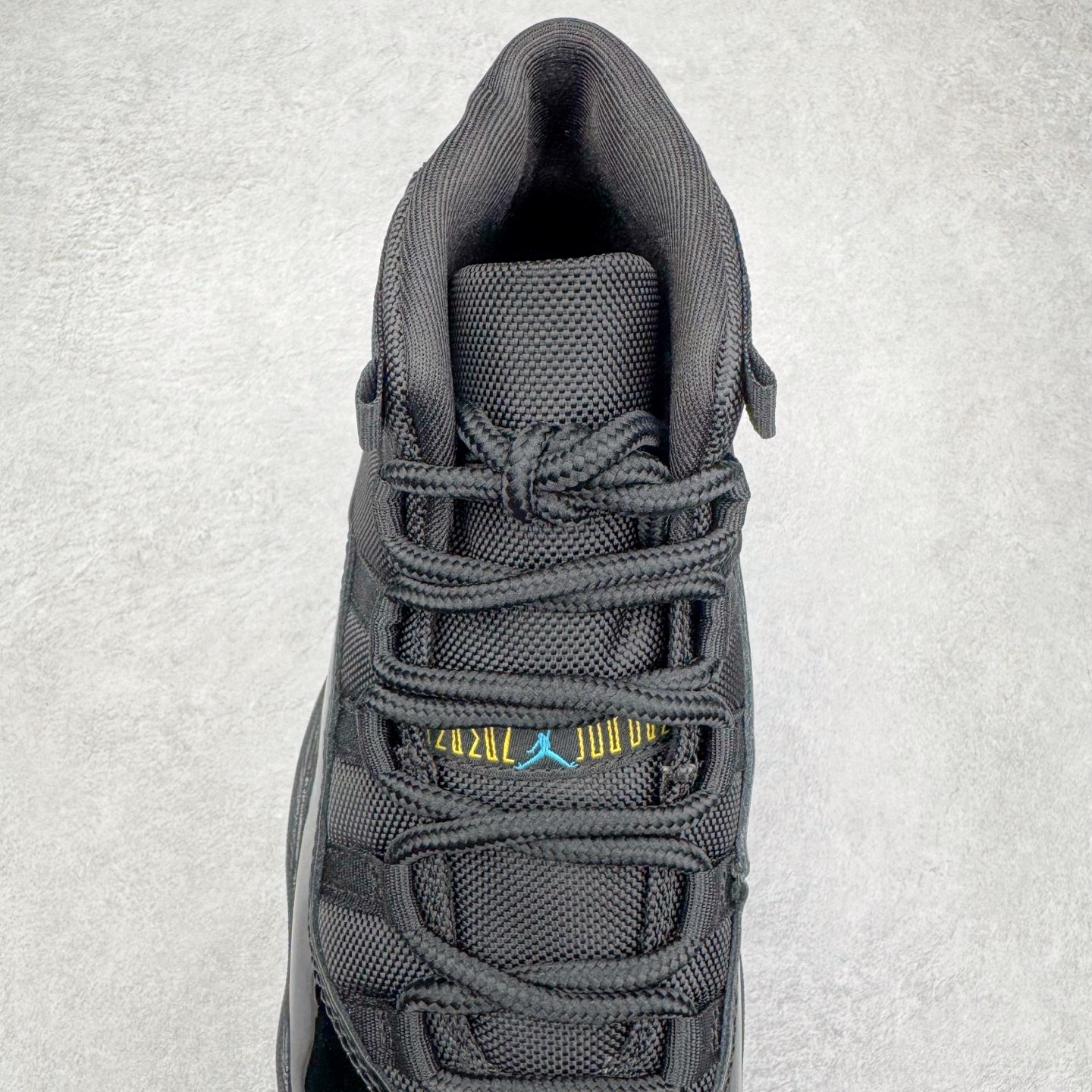 图片[5]-＃KZ神版 Air Jordan AJ11 Retro High Gamma Blue 高帮系列 复刻伽马蓝 CT8012-047 市场中端王者 耗时半年巨作 全套原纸板楦头开发 确保原汁原味 完美呈现11代版型 此版本只针对中端市场 皮料材质有所更替 其他数据细节工艺流程均保持一致绝不口嗨 细节品控鞋型随意秒杀市面3XX 原楦原档案数据开模打造 原厂中底拉帮钢印 原厂进口漆皮 防冻不开裂 原装鞋撑 水晶大底正确色度色泽 原楦原数据刺绣 原厂车缝走线及对位 毫厘不差 飞人logo采用原数据电脑刺绣 原装正品碳纤维真实碳板 增强抗扭 原内标 原盒标 正确官方原盒 防氧化水晶外底 原厂配套全掌solo气垫 进口港宝加持 后跟自然饱满 全鞋荧光划线卡点 追求极致完美 每一双都是工艺品 多重QC质检 超越公司货的品控标准 实实在在的免检产品 尺码：36 36.5 37.5 38 38.5 39 40 40.5 41 42 42.5 43 44 44.5 45 46 47.5-选品中心