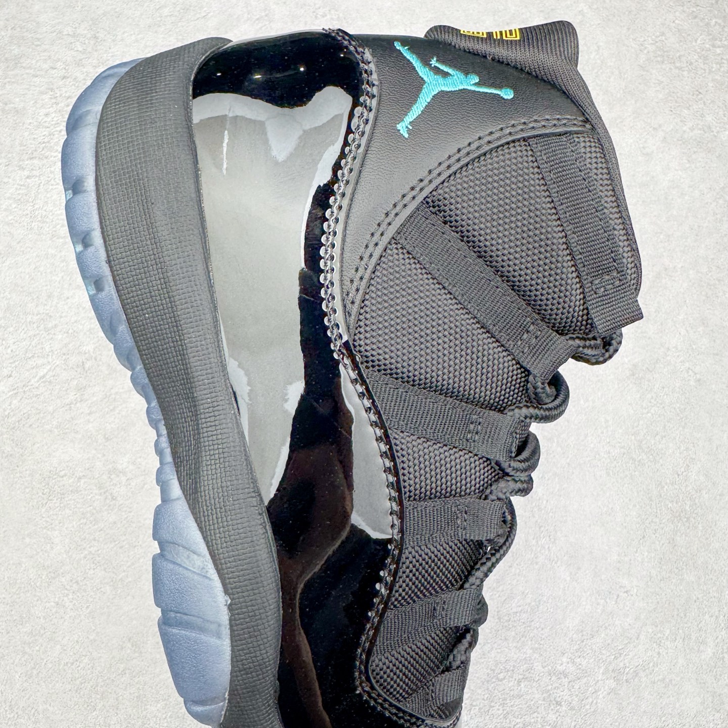 图片[6]-＃KZ神版 Air Jordan AJ11 Retro High Gamma Blue 高帮系列 复刻伽马蓝 CT8012-047 市场中端王者 耗时半年巨作 全套原纸板楦头开发 确保原汁原味 完美呈现11代版型 此版本只针对中端市场 皮料材质有所更替 其他数据细节工艺流程均保持一致绝不口嗨 细节品控鞋型随意秒杀市面3XX 原楦原档案数据开模打造 原厂中底拉帮钢印 原厂进口漆皮 防冻不开裂 原装鞋撑 水晶大底正确色度色泽 原楦原数据刺绣 原厂车缝走线及对位 毫厘不差 飞人logo采用原数据电脑刺绣 原装正品碳纤维真实碳板 增强抗扭 原内标 原盒标 正确官方原盒 防氧化水晶外底 原厂配套全掌solo气垫 进口港宝加持 后跟自然饱满 全鞋荧光划线卡点 追求极致完美 每一双都是工艺品 多重QC质检 超越公司货的品控标准 实实在在的免检产品 尺码：36 36.5 37.5 38 38.5 39 40 40.5 41 42 42.5 43 44 44.5 45 46 47.5-选品中心
