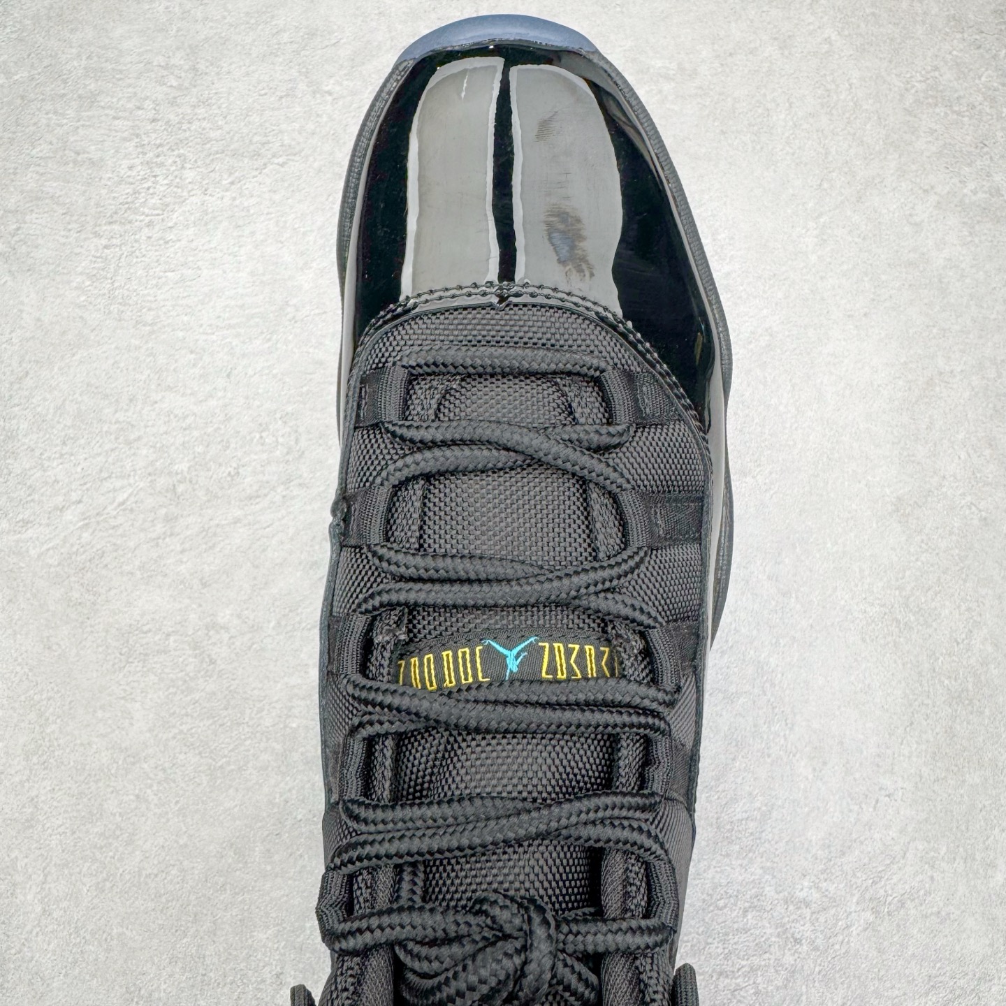 图片[4]-＃KZ神版 Air Jordan AJ11 Retro High Gamma Blue 高帮系列 复刻伽马蓝 CT8012-047 市场中端王者 耗时半年巨作 全套原纸板楦头开发 确保原汁原味 完美呈现11代版型 此版本只针对中端市场 皮料材质有所更替 其他数据细节工艺流程均保持一致绝不口嗨 细节品控鞋型随意秒杀市面3XX 原楦原档案数据开模打造 原厂中底拉帮钢印 原厂进口漆皮 防冻不开裂 原装鞋撑 水晶大底正确色度色泽 原楦原数据刺绣 原厂车缝走线及对位 毫厘不差 飞人logo采用原数据电脑刺绣 原装正品碳纤维真实碳板 增强抗扭 原内标 原盒标 正确官方原盒 防氧化水晶外底 原厂配套全掌solo气垫 进口港宝加持 后跟自然饱满 全鞋荧光划线卡点 追求极致完美 每一双都是工艺品 多重QC质检 超越公司货的品控标准 实实在在的免检产品 尺码：36 36.5 37.5 38 38.5 39 40 40.5 41 42 42.5 43 44 44.5 45 46 47.5-选品中心