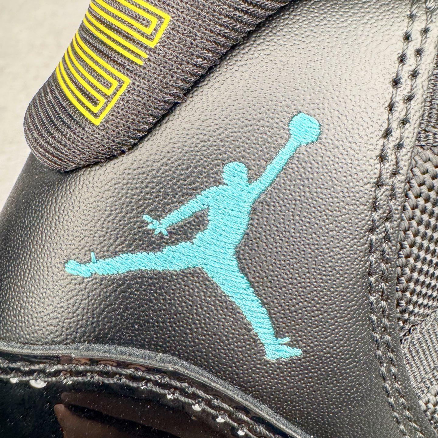 图片[16]-＃KZ神版 Air Jordan AJ11 Retro High Gamma Blue 高帮系列 复刻伽马蓝 CT8012-047 市场中端王者 耗时半年巨作 全套原纸板楦头开发 确保原汁原味 完美呈现11代版型 此版本只针对中端市场 皮料材质有所更替 其他数据细节工艺流程均保持一致绝不口嗨 细节品控鞋型随意秒杀市面3XX 原楦原档案数据开模打造 原厂中底拉帮钢印 原厂进口漆皮 防冻不开裂 原装鞋撑 水晶大底正确色度色泽 原楦原数据刺绣 原厂车缝走线及对位 毫厘不差 飞人logo采用原数据电脑刺绣 原装正品碳纤维真实碳板 增强抗扭 原内标 原盒标 正确官方原盒 防氧化水晶外底 原厂配套全掌solo气垫 进口港宝加持 后跟自然饱满 全鞋荧光划线卡点 追求极致完美 每一双都是工艺品 多重QC质检 超越公司货的品控标准 实实在在的免检产品 尺码：36 36.5 37.5 38 38.5 39 40 40.5 41 42 42.5 43 44 44.5 45 46 47.5-选品中心