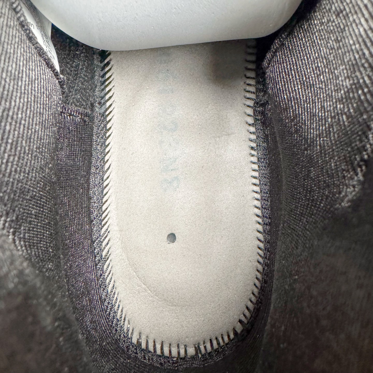 图片[10]-＃KZ神版 Air Jordan AJ11 Retro High Gamma Blue 高帮系列 复刻伽马蓝 CT8012-047 市场中端王者 耗时半年巨作 全套原纸板楦头开发 确保原汁原味 完美呈现11代版型 此版本只针对中端市场 皮料材质有所更替 其他数据细节工艺流程均保持一致绝不口嗨 细节品控鞋型随意秒杀市面3XX 原楦原档案数据开模打造 原厂中底拉帮钢印 原厂进口漆皮 防冻不开裂 原装鞋撑 水晶大底正确色度色泽 原楦原数据刺绣 原厂车缝走线及对位 毫厘不差 飞人logo采用原数据电脑刺绣 原装正品碳纤维真实碳板 增强抗扭 原内标 原盒标 正确官方原盒 防氧化水晶外底 原厂配套全掌solo气垫 进口港宝加持 后跟自然饱满 全鞋荧光划线卡点 追求极致完美 每一双都是工艺品 多重QC质检 超越公司货的品控标准 实实在在的免检产品 尺码：36 36.5 37.5 38 38.5 39 40 40.5 41 42 42.5 43 44 44.5 45 46 47.5-选品中心