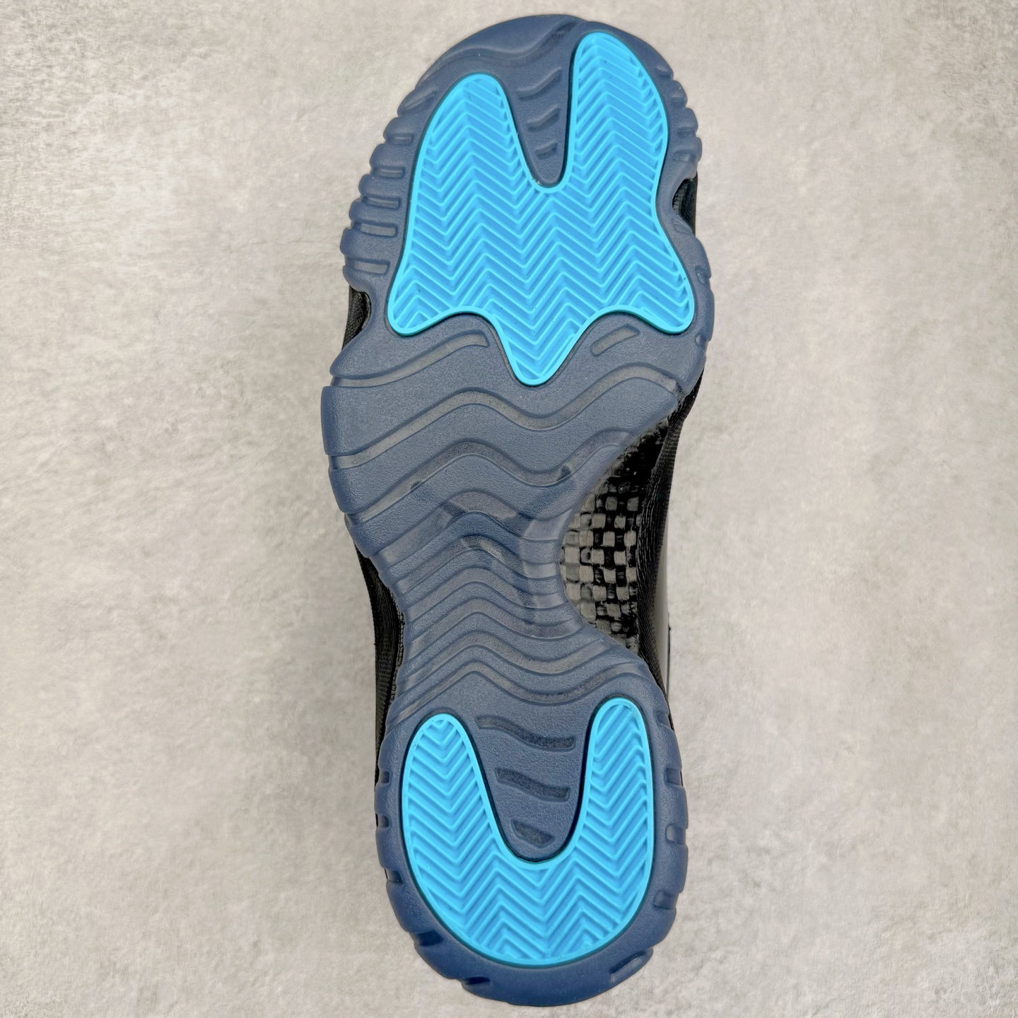 图片[9]-＃KZ神版 Air Jordan AJ11 Retro High Gamma Blue 高帮系列 复刻伽马蓝 CT8012-047 市场中端王者 耗时半年巨作 全套原纸板楦头开发 确保原汁原味 完美呈现11代版型 此版本只针对中端市场 皮料材质有所更替 其他数据细节工艺流程均保持一致绝不口嗨 细节品控鞋型随意秒杀市面3XX 原楦原档案数据开模打造 原厂中底拉帮钢印 原厂进口漆皮 防冻不开裂 原装鞋撑 水晶大底正确色度色泽 原楦原数据刺绣 原厂车缝走线及对位 毫厘不差 飞人logo采用原数据电脑刺绣 原装正品碳纤维真实碳板 增强抗扭 原内标 原盒标 正确官方原盒 防氧化水晶外底 原厂配套全掌solo气垫 进口港宝加持 后跟自然饱满 全鞋荧光划线卡点 追求极致完美 每一双都是工艺品 多重QC质检 超越公司货的品控标准 实实在在的免检产品 尺码：36 36.5 37.5 38 38.5 39 40 40.5 41 42 42.5 43 44 44.5 45 46 47.5-选品中心