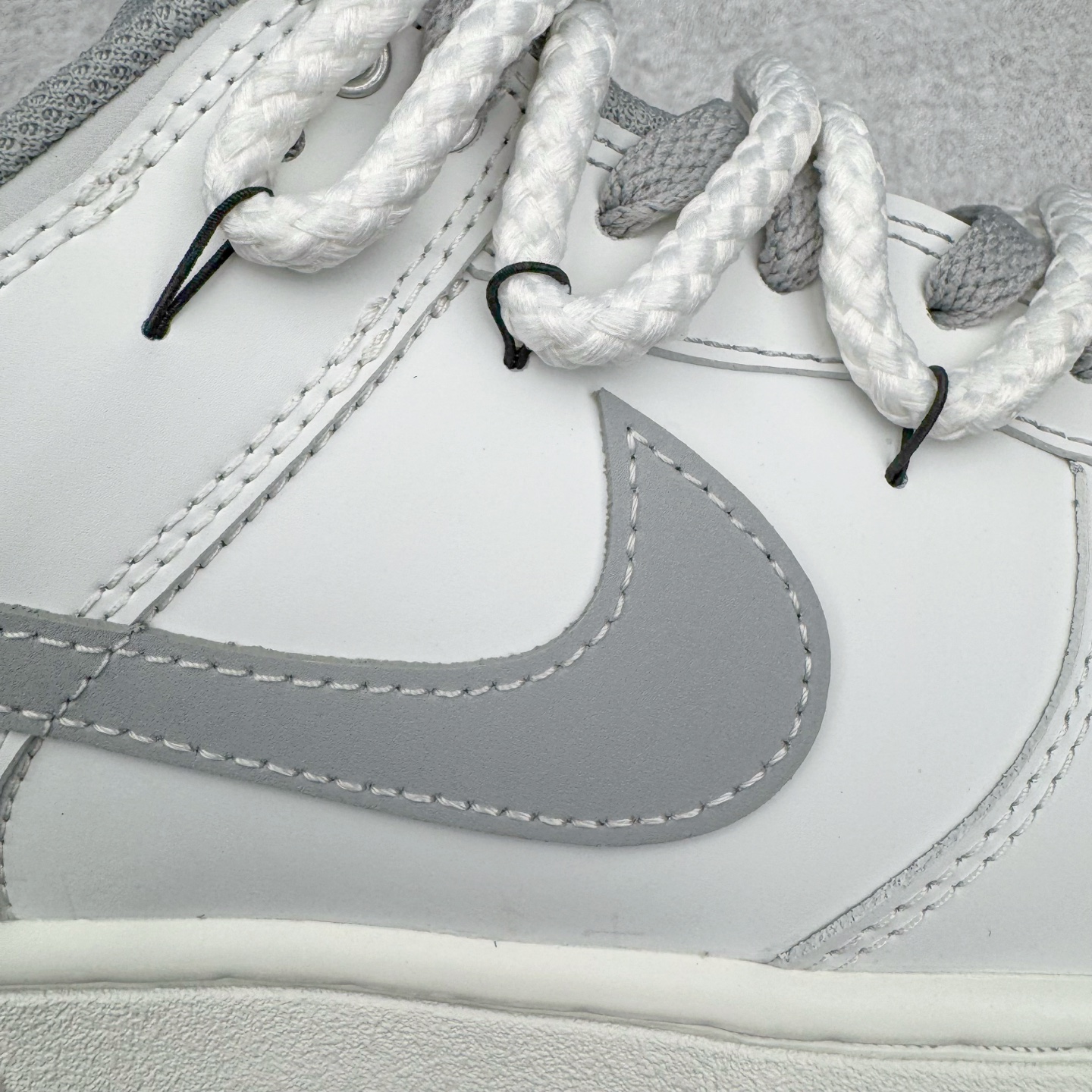 图片[13]-＃YC纯原 NK Dunk Low 无冕之王 WG0508-040 此款以极简白魂打底，磨砂质感拼接哑光皮革，视觉层次如双押韵脚，灰色Swoosh划破旋律爆点，不张扬，却藏不住高级感。粗粝绑绳诠释解构美学，致敬街头文化反叛精神。后跟「KING OF HIPHOP」烙印宣言，致敬地下舞台的隐形冠军。定制系列天花板 无原鞋不开发 全系列得物原鞋一比一校对开发 配色持续更新中 终端对接 优势输出 全套原厂楦头原纸板数据档案倾力打造 原汁原味莞产 极致还原 圈内最强针车工艺 高端零售指定版 广东原厂配套原盒原标 鞋盒分三个尺码段 原厂冲刀 超高清洁度 全鞋零毛边皮料切割 采用原厂百宏鞋带以及原厂百宏织唛舌标 内标可供原厂几率过验 进口原装条纹中底布 四线拉帮白色点胶 原厂拉帮手法遵循公司 原厂电绣 极致还原 尺码：36 36.5 37.5 38 38.5 39 40 40.5 41 42 42.5 43 44 44.5 45 46-选品中心