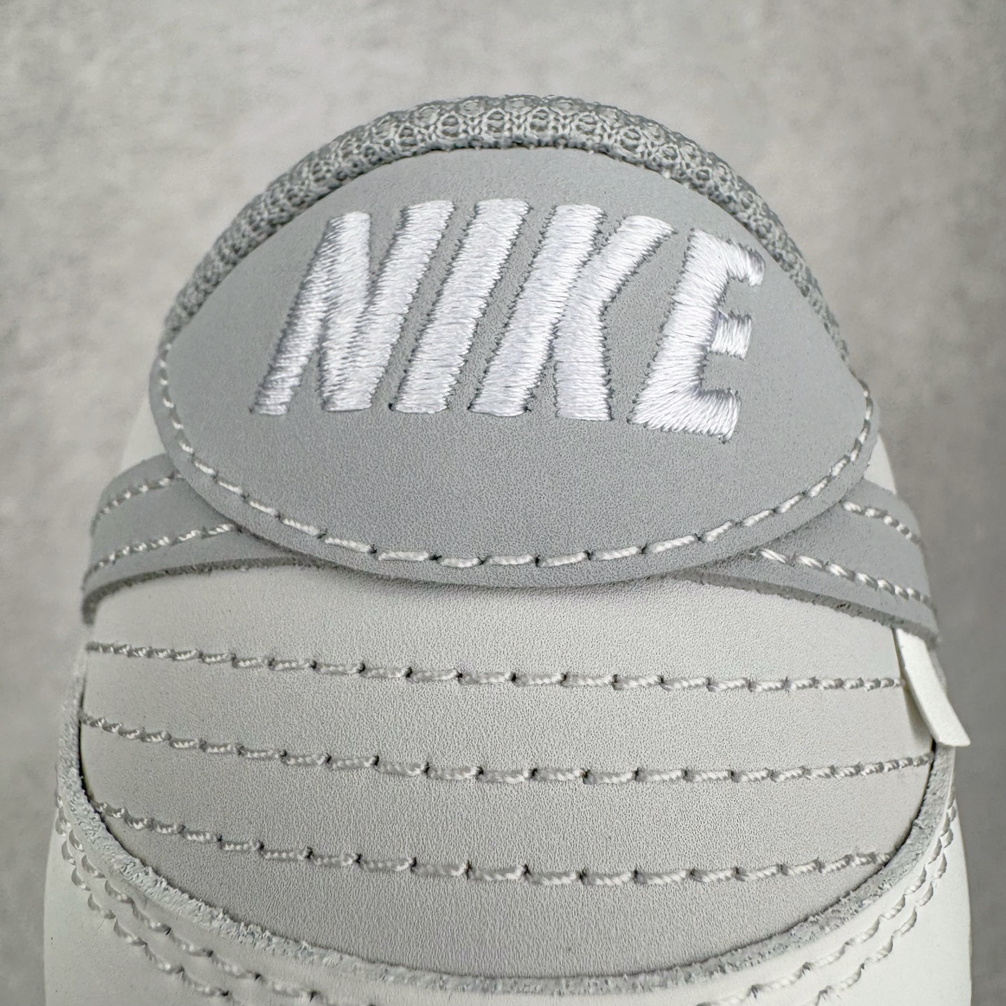 图片[20]-＃YC纯原 NK Dunk Low 无冕之王 WG0508-040 此款以极简白魂打底，磨砂质感拼接哑光皮革，视觉层次如双押韵脚，灰色Swoosh划破旋律爆点，不张扬，却藏不住高级感。粗粝绑绳诠释解构美学，致敬街头文化反叛精神。后跟「KING OF HIPHOP」烙印宣言，致敬地下舞台的隐形冠军。定制系列天花板 无原鞋不开发 全系列得物原鞋一比一校对开发 配色持续更新中 终端对接 优势输出 全套原厂楦头原纸板数据档案倾力打造 原汁原味莞产 极致还原 圈内最强针车工艺 高端零售指定版 广东原厂配套原盒原标 鞋盒分三个尺码段 原厂冲刀 超高清洁度 全鞋零毛边皮料切割 采用原厂百宏鞋带以及原厂百宏织唛舌标 内标可供原厂几率过验 进口原装条纹中底布 四线拉帮白色点胶 原厂拉帮手法遵循公司 原厂电绣 极致还原 尺码：36 36.5 37.5 38 38.5 39 40 40.5 41 42 42.5 43 44 44.5 45 46-选品中心