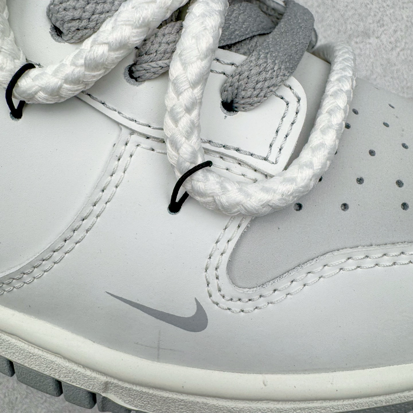 图片[14]-＃YC纯原 NK Dunk Low 无冕之王 WG0508-040 此款以极简白魂打底，磨砂质感拼接哑光皮革，视觉层次如双押韵脚，灰色Swoosh划破旋律爆点，不张扬，却藏不住高级感。粗粝绑绳诠释解构美学，致敬街头文化反叛精神。后跟「KING OF HIPHOP」烙印宣言，致敬地下舞台的隐形冠军。定制系列天花板 无原鞋不开发 全系列得物原鞋一比一校对开发 配色持续更新中 终端对接 优势输出 全套原厂楦头原纸板数据档案倾力打造 原汁原味莞产 极致还原 圈内最强针车工艺 高端零售指定版 广东原厂配套原盒原标 鞋盒分三个尺码段 原厂冲刀 超高清洁度 全鞋零毛边皮料切割 采用原厂百宏鞋带以及原厂百宏织唛舌标 内标可供原厂几率过验 进口原装条纹中底布 四线拉帮白色点胶 原厂拉帮手法遵循公司 原厂电绣 极致还原 尺码：36 36.5 37.5 38 38.5 39 40 40.5 41 42 42.5 43 44 44.5 45 46-选品中心