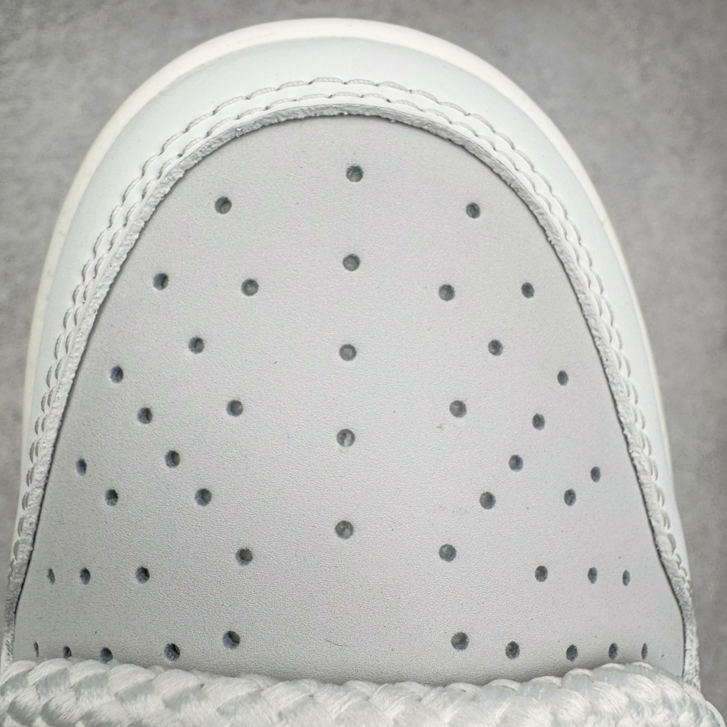 图片[10]-＃YC纯原 NK Dunk Low 无冕之王 WG0508-040 此款以极简白魂打底，磨砂质感拼接哑光皮革，视觉层次如双押韵脚，灰色Swoosh划破旋律爆点，不张扬，却藏不住高级感。粗粝绑绳诠释解构美学，致敬街头文化反叛精神。后跟「KING OF HIPHOP」烙印宣言，致敬地下舞台的隐形冠军。定制系列天花板 无原鞋不开发 全系列得物原鞋一比一校对开发 配色持续更新中 终端对接 优势输出 全套原厂楦头原纸板数据档案倾力打造 原汁原味莞产 极致还原 圈内最强针车工艺 高端零售指定版 广东原厂配套原盒原标 鞋盒分三个尺码段 原厂冲刀 超高清洁度 全鞋零毛边皮料切割 采用原厂百宏鞋带以及原厂百宏织唛舌标 内标可供原厂几率过验 进口原装条纹中底布 四线拉帮白色点胶 原厂拉帮手法遵循公司 原厂电绣 极致还原 尺码：36 36.5 37.5 38 38.5 39 40 40.5 41 42 42.5 43 44 44.5 45 46-选品中心