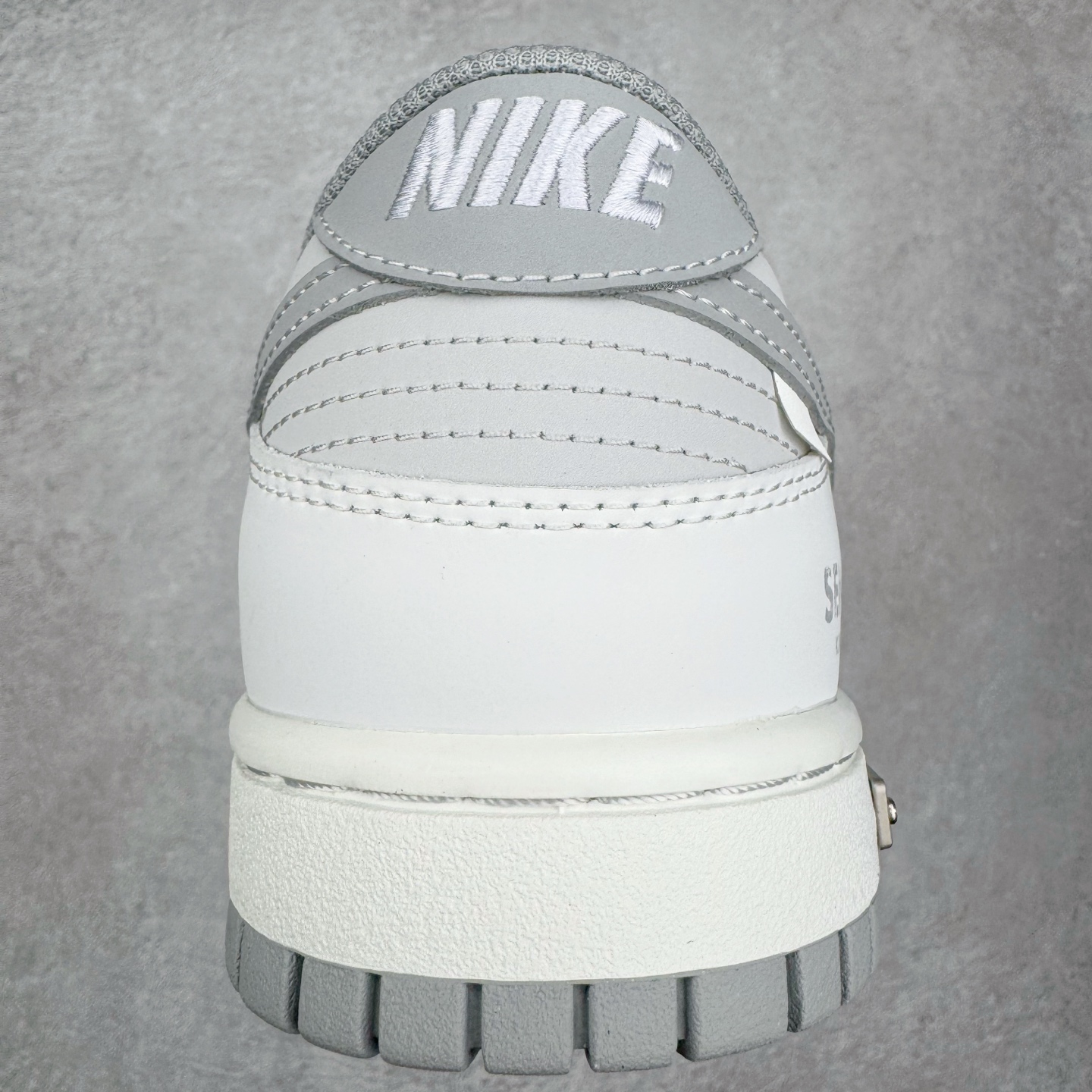 图片[8]-＃YC纯原 NK Dunk Low 无冕之王 WG0508-040 此款以极简白魂打底，磨砂质感拼接哑光皮革，视觉层次如双押韵脚，灰色Swoosh划破旋律爆点，不张扬，却藏不住高级感。粗粝绑绳诠释解构美学，致敬街头文化反叛精神。后跟「KING OF HIPHOP」烙印宣言，致敬地下舞台的隐形冠军。定制系列天花板 无原鞋不开发 全系列得物原鞋一比一校对开发 配色持续更新中 终端对接 优势输出 全套原厂楦头原纸板数据档案倾力打造 原汁原味莞产 极致还原 圈内最强针车工艺 高端零售指定版 广东原厂配套原盒原标 鞋盒分三个尺码段 原厂冲刀 超高清洁度 全鞋零毛边皮料切割 采用原厂百宏鞋带以及原厂百宏织唛舌标 内标可供原厂几率过验 进口原装条纹中底布 四线拉帮白色点胶 原厂拉帮手法遵循公司 原厂电绣 极致还原 尺码：36 36.5 37.5 38 38.5 39 40 40.5 41 42 42.5 43 44 44.5 45 46-选品中心