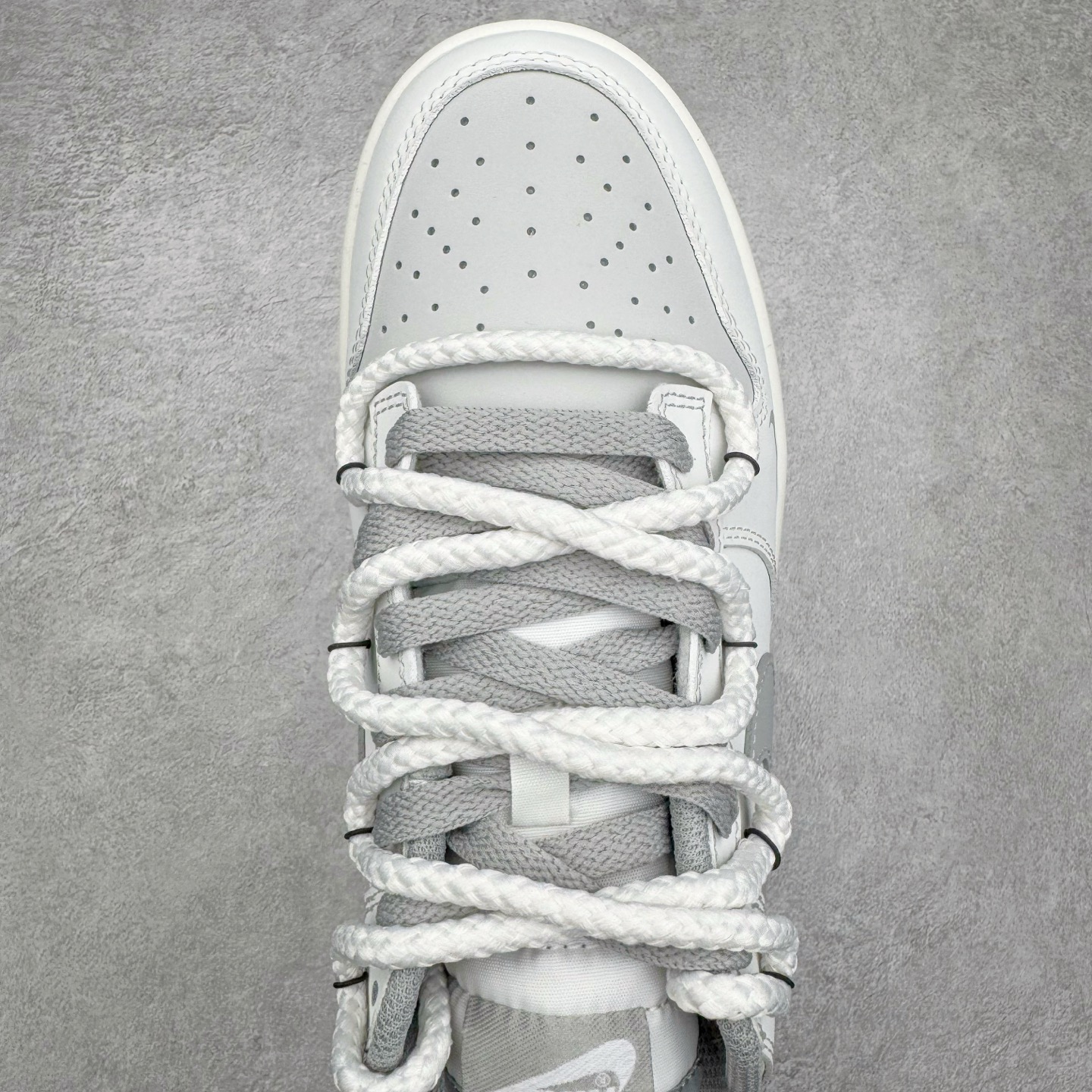 图片[4]-＃YC纯原 NK Dunk Low 无冕之王 WG0508-040 此款以极简白魂打底，磨砂质感拼接哑光皮革，视觉层次如双押韵脚，灰色Swoosh划破旋律爆点，不张扬，却藏不住高级感。粗粝绑绳诠释解构美学，致敬街头文化反叛精神。后跟「KING OF HIPHOP」烙印宣言，致敬地下舞台的隐形冠军。定制系列天花板 无原鞋不开发 全系列得物原鞋一比一校对开发 配色持续更新中 终端对接 优势输出 全套原厂楦头原纸板数据档案倾力打造 原汁原味莞产 极致还原 圈内最强针车工艺 高端零售指定版 广东原厂配套原盒原标 鞋盒分三个尺码段 原厂冲刀 超高清洁度 全鞋零毛边皮料切割 采用原厂百宏鞋带以及原厂百宏织唛舌标 内标可供原厂几率过验 进口原装条纹中底布 四线拉帮白色点胶 原厂拉帮手法遵循公司 原厂电绣 极致还原 尺码：36 36.5 37.5 38 38.5 39 40 40.5 41 42 42.5 43 44 44.5 45 46-选品中心