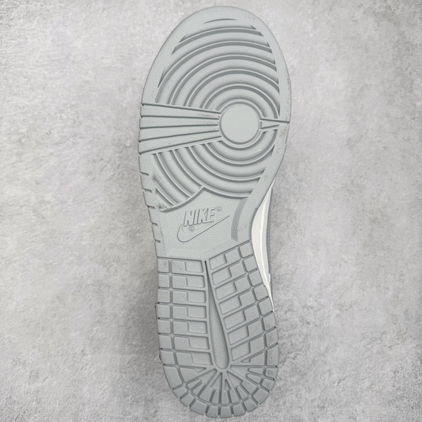 图片[9]-＃YC纯原 NK Dunk Low 无冕之王 WG0508-040 此款以极简白魂打底，磨砂质感拼接哑光皮革，视觉层次如双押韵脚，灰色Swoosh划破旋律爆点，不张扬，却藏不住高级感。粗粝绑绳诠释解构美学，致敬街头文化反叛精神。后跟「KING OF HIPHOP」烙印宣言，致敬地下舞台的隐形冠军。定制系列天花板 无原鞋不开发 全系列得物原鞋一比一校对开发 配色持续更新中 终端对接 优势输出 全套原厂楦头原纸板数据档案倾力打造 原汁原味莞产 极致还原 圈内最强针车工艺 高端零售指定版 广东原厂配套原盒原标 鞋盒分三个尺码段 原厂冲刀 超高清洁度 全鞋零毛边皮料切割 采用原厂百宏鞋带以及原厂百宏织唛舌标 内标可供原厂几率过验 进口原装条纹中底布 四线拉帮白色点胶 原厂拉帮手法遵循公司 原厂电绣 极致还原 尺码：36 36.5 37.5 38 38.5 39 40 40.5 41 42 42.5 43 44 44.5 45 46-选品中心