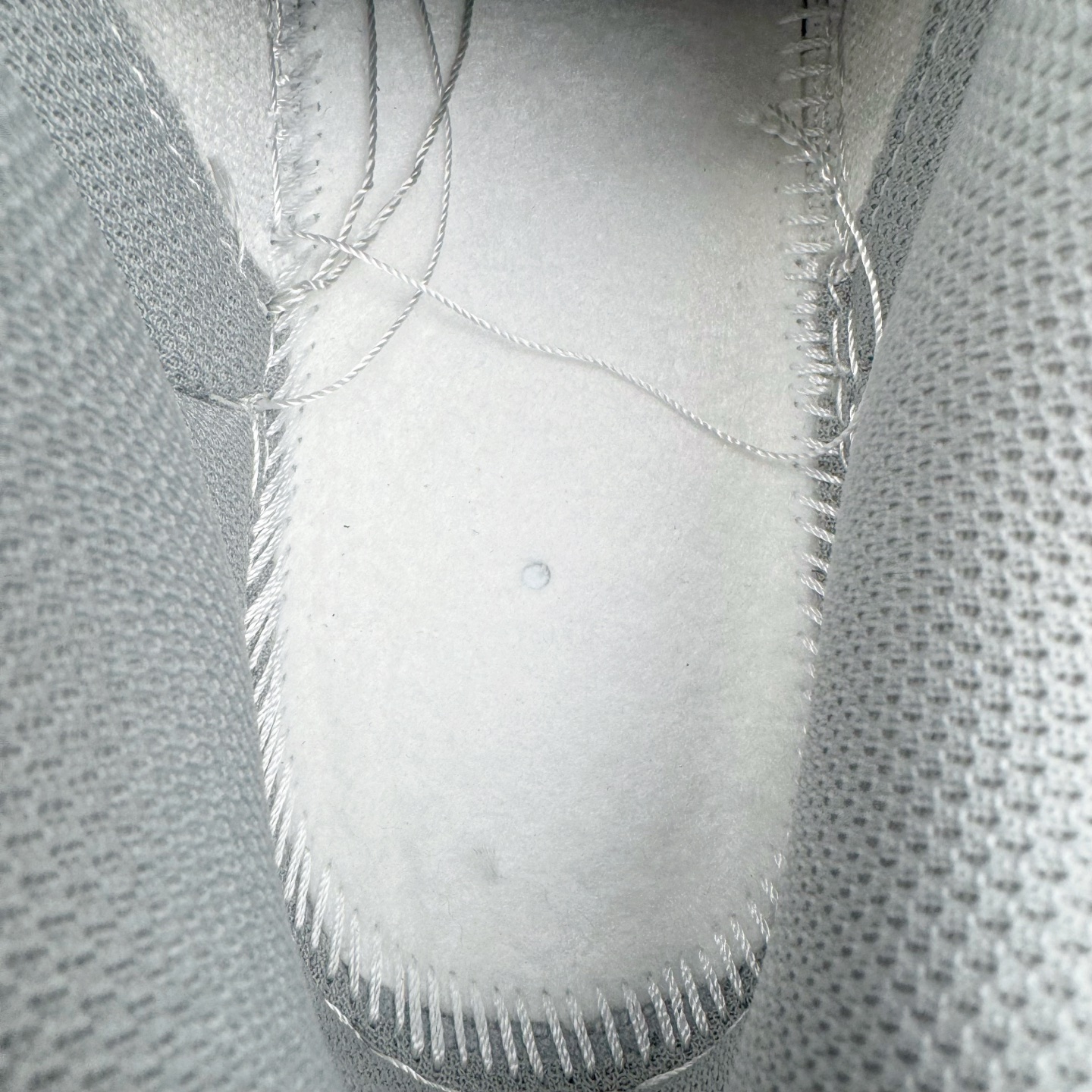 图片[17]-＃YC纯原 NK Dunk Low 无冕之王 WG0508-040 此款以极简白魂打底，磨砂质感拼接哑光皮革，视觉层次如双押韵脚，灰色Swoosh划破旋律爆点，不张扬，却藏不住高级感。粗粝绑绳诠释解构美学，致敬街头文化反叛精神。后跟「KING OF HIPHOP」烙印宣言，致敬地下舞台的隐形冠军。定制系列天花板 无原鞋不开发 全系列得物原鞋一比一校对开发 配色持续更新中 终端对接 优势输出 全套原厂楦头原纸板数据档案倾力打造 原汁原味莞产 极致还原 圈内最强针车工艺 高端零售指定版 广东原厂配套原盒原标 鞋盒分三个尺码段 原厂冲刀 超高清洁度 全鞋零毛边皮料切割 采用原厂百宏鞋带以及原厂百宏织唛舌标 内标可供原厂几率过验 进口原装条纹中底布 四线拉帮白色点胶 原厂拉帮手法遵循公司 原厂电绣 极致还原 尺码：36 36.5 37.5 38 38.5 39 40 40.5 41 42 42.5 43 44 44.5 45 46-选品中心