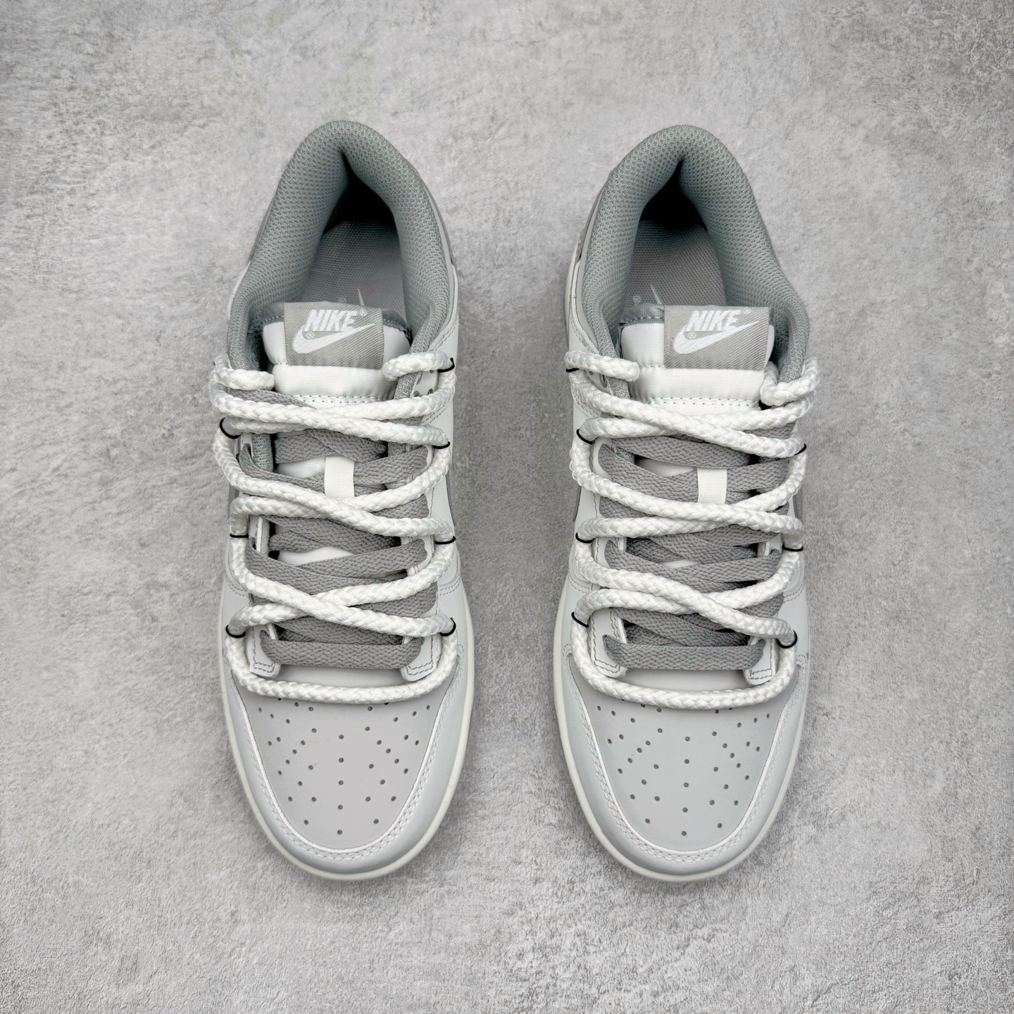 图片[2]-＃YC纯原 NK Dunk Low 无冕之王 WG0508-040 此款以极简白魂打底，磨砂质感拼接哑光皮革，视觉层次如双押韵脚，灰色Swoosh划破旋律爆点，不张扬，却藏不住高级感。粗粝绑绳诠释解构美学，致敬街头文化反叛精神。后跟「KING OF HIPHOP」烙印宣言，致敬地下舞台的隐形冠军。定制系列天花板 无原鞋不开发 全系列得物原鞋一比一校对开发 配色持续更新中 终端对接 优势输出 全套原厂楦头原纸板数据档案倾力打造 原汁原味莞产 极致还原 圈内最强针车工艺 高端零售指定版 广东原厂配套原盒原标 鞋盒分三个尺码段 原厂冲刀 超高清洁度 全鞋零毛边皮料切割 采用原厂百宏鞋带以及原厂百宏织唛舌标 内标可供原厂几率过验 进口原装条纹中底布 四线拉帮白色点胶 原厂拉帮手法遵循公司 原厂电绣 极致还原 尺码：36 36.5 37.5 38 38.5 39 40 40.5 41 42 42.5 43 44 44.5 45 46-选品中心