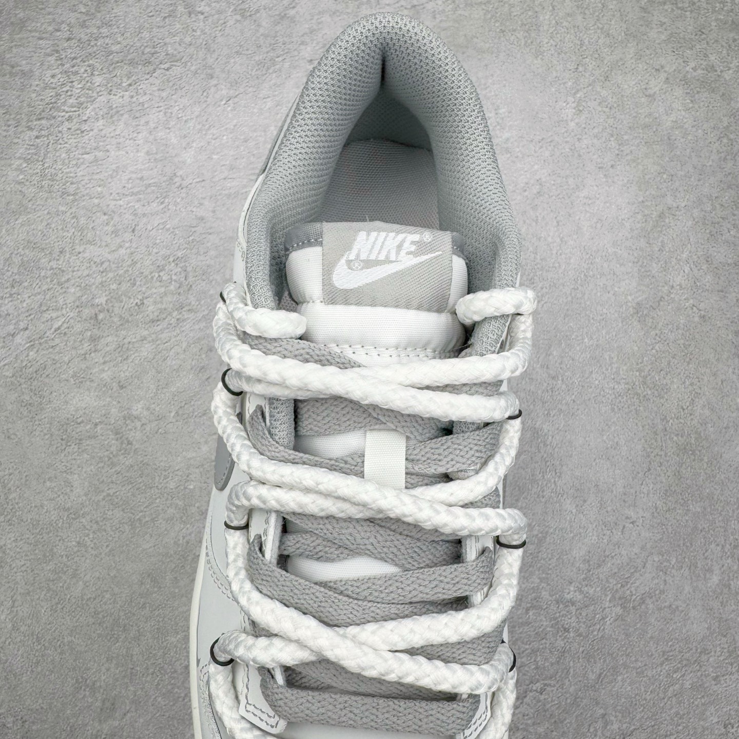 图片[5]-＃YC纯原 NK Dunk Low 无冕之王 WG0508-040 此款以极简白魂打底，磨砂质感拼接哑光皮革，视觉层次如双押韵脚，灰色Swoosh划破旋律爆点，不张扬，却藏不住高级感。粗粝绑绳诠释解构美学，致敬街头文化反叛精神。后跟「KING OF HIPHOP」烙印宣言，致敬地下舞台的隐形冠军。定制系列天花板 无原鞋不开发 全系列得物原鞋一比一校对开发 配色持续更新中 终端对接 优势输出 全套原厂楦头原纸板数据档案倾力打造 原汁原味莞产 极致还原 圈内最强针车工艺 高端零售指定版 广东原厂配套原盒原标 鞋盒分三个尺码段 原厂冲刀 超高清洁度 全鞋零毛边皮料切割 采用原厂百宏鞋带以及原厂百宏织唛舌标 内标可供原厂几率过验 进口原装条纹中底布 四线拉帮白色点胶 原厂拉帮手法遵循公司 原厂电绣 极致还原 尺码：36 36.5 37.5 38 38.5 39 40 40.5 41 42 42.5 43 44 44.5 45 46-选品中心