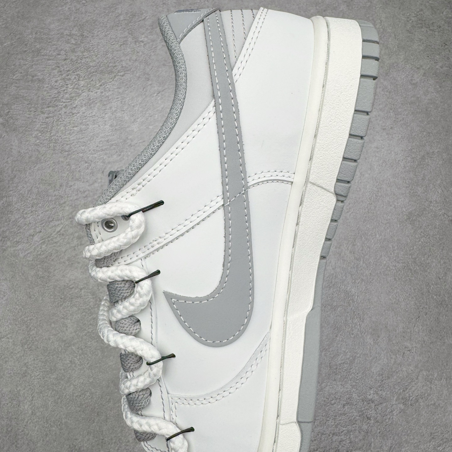 图片[7]-＃YC纯原 NK Dunk Low 无冕之王 WG0508-040 此款以极简白魂打底，磨砂质感拼接哑光皮革，视觉层次如双押韵脚，灰色Swoosh划破旋律爆点，不张扬，却藏不住高级感。粗粝绑绳诠释解构美学，致敬街头文化反叛精神。后跟「KING OF HIPHOP」烙印宣言，致敬地下舞台的隐形冠军。定制系列天花板 无原鞋不开发 全系列得物原鞋一比一校对开发 配色持续更新中 终端对接 优势输出 全套原厂楦头原纸板数据档案倾力打造 原汁原味莞产 极致还原 圈内最强针车工艺 高端零售指定版 广东原厂配套原盒原标 鞋盒分三个尺码段 原厂冲刀 超高清洁度 全鞋零毛边皮料切割 采用原厂百宏鞋带以及原厂百宏织唛舌标 内标可供原厂几率过验 进口原装条纹中底布 四线拉帮白色点胶 原厂拉帮手法遵循公司 原厂电绣 极致还原 尺码：36 36.5 37.5 38 38.5 39 40 40.5 41 42 42.5 43 44 44.5 45 46-选品中心