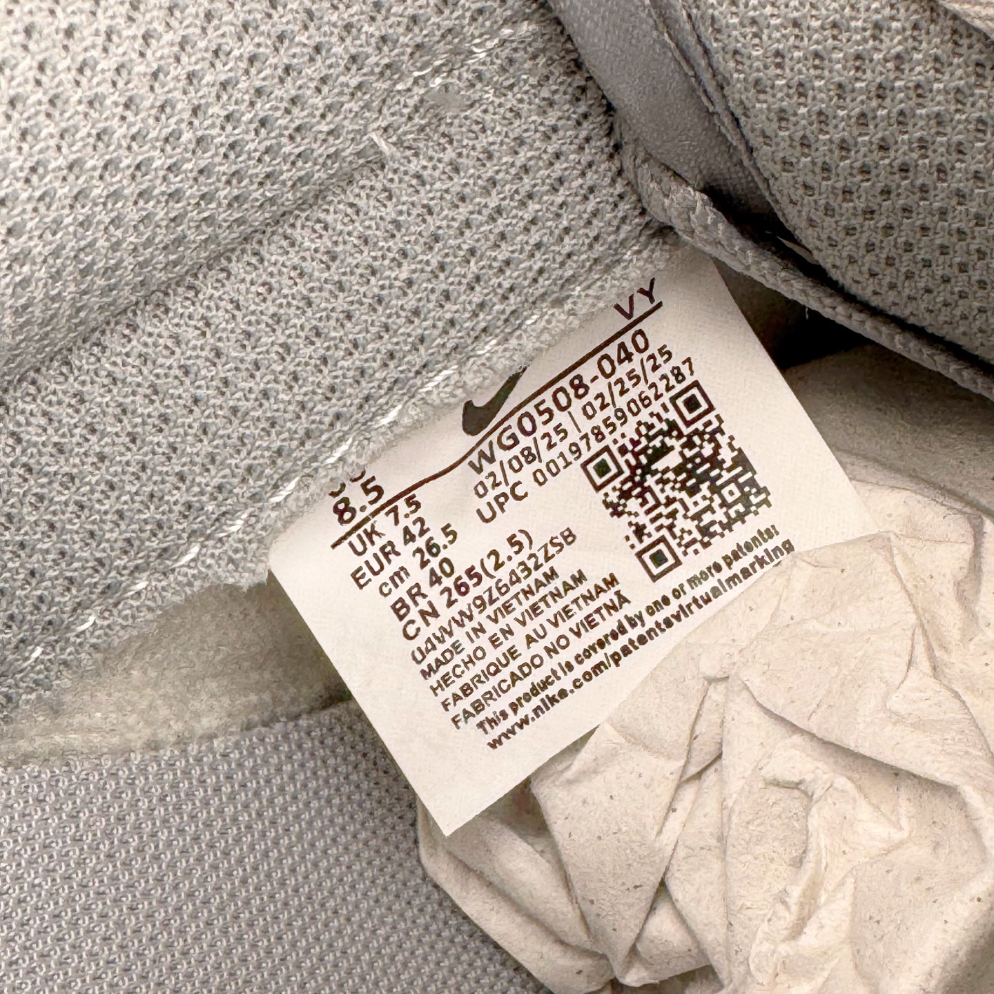 图片[19]-＃YC纯原 NK Dunk Low 无冕之王 WG0508-040 此款以极简白魂打底，磨砂质感拼接哑光皮革，视觉层次如双押韵脚，灰色Swoosh划破旋律爆点，不张扬，却藏不住高级感。粗粝绑绳诠释解构美学，致敬街头文化反叛精神。后跟「KING OF HIPHOP」烙印宣言，致敬地下舞台的隐形冠军。定制系列天花板 无原鞋不开发 全系列得物原鞋一比一校对开发 配色持续更新中 终端对接 优势输出 全套原厂楦头原纸板数据档案倾力打造 原汁原味莞产 极致还原 圈内最强针车工艺 高端零售指定版 广东原厂配套原盒原标 鞋盒分三个尺码段 原厂冲刀 超高清洁度 全鞋零毛边皮料切割 采用原厂百宏鞋带以及原厂百宏织唛舌标 内标可供原厂几率过验 进口原装条纹中底布 四线拉帮白色点胶 原厂拉帮手法遵循公司 原厂电绣 极致还原 尺码：36 36.5 37.5 38 38.5 39 40 40.5 41 42 42.5 43 44 44.5 45 46-选品中心