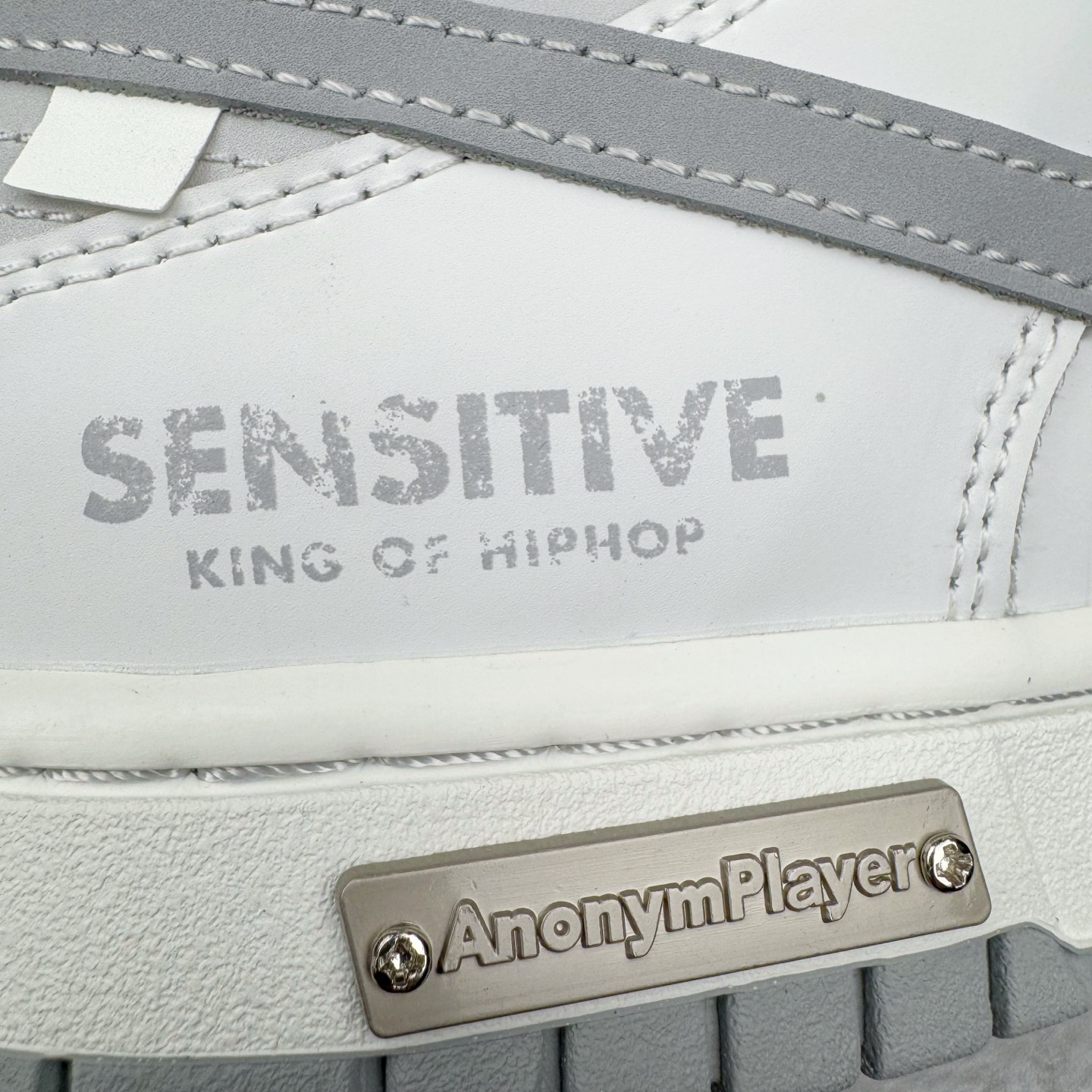 图片[12]-＃YC纯原 NK Dunk Low 无冕之王 WG0508-040 此款以极简白魂打底，磨砂质感拼接哑光皮革，视觉层次如双押韵脚，灰色Swoosh划破旋律爆点，不张扬，却藏不住高级感。粗粝绑绳诠释解构美学，致敬街头文化反叛精神。后跟「KING OF HIPHOP」烙印宣言，致敬地下舞台的隐形冠军。定制系列天花板 无原鞋不开发 全系列得物原鞋一比一校对开发 配色持续更新中 终端对接 优势输出 全套原厂楦头原纸板数据档案倾力打造 原汁原味莞产 极致还原 圈内最强针车工艺 高端零售指定版 广东原厂配套原盒原标 鞋盒分三个尺码段 原厂冲刀 超高清洁度 全鞋零毛边皮料切割 采用原厂百宏鞋带以及原厂百宏织唛舌标 内标可供原厂几率过验 进口原装条纹中底布 四线拉帮白色点胶 原厂拉帮手法遵循公司 原厂电绣 极致还原 尺码：36 36.5 37.5 38 38.5 39 40 40.5 41 42 42.5 43 44 44.5 45 46-选品中心