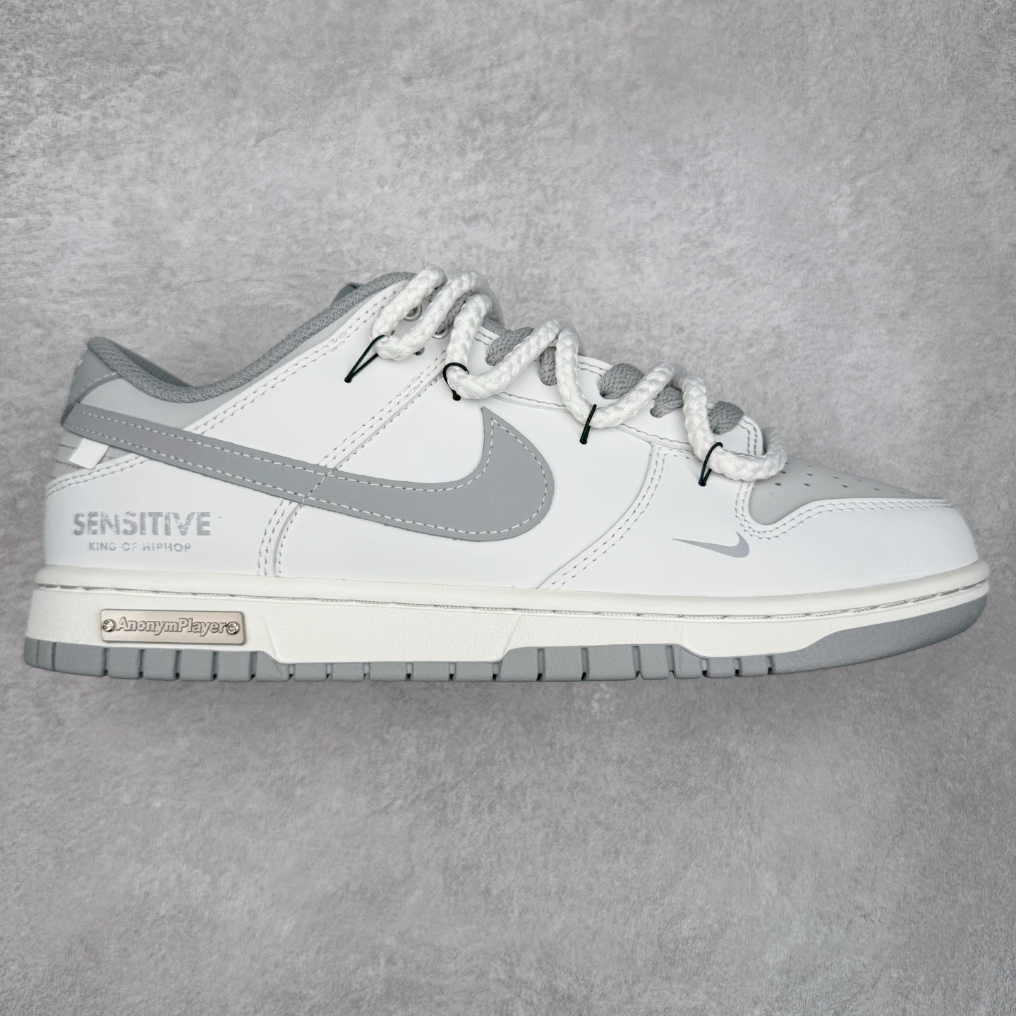 ＃YC纯原 NK Dunk Low 无冕之王 WG0508-040 此款以极简白魂打底，磨砂质感拼接哑光皮革，视觉层次如双押韵脚，灰色Swoosh划破旋律爆点，不张扬，却藏不住高级感。粗粝绑绳诠释解构美学，致敬街头文化反叛精神。后跟「KING OF HIPHOP」烙印宣言，致敬地下舞台的隐形冠军。定制系列天花板 无原鞋不开发 全系列得物原鞋一比一校对开发 配色持续更新中 终端对接 优势输出 全套原厂楦头原纸板数据档案倾力打造 原汁原味莞产 极致还原 圈内最强针车工艺 高端零售指定版 广东原厂配套原盒原标 鞋盒分三个尺码段 原厂冲刀 超高清洁度 全鞋零毛边皮料切割 采用原厂百宏鞋带以及原厂百宏织唛舌标 内标可供原厂几率过验 进口原装条纹中底布 四线拉帮白色点胶 原厂拉帮手法遵循公司 原厂电绣 极致还原 尺码：36 36.5 37.5 38 38.5 39 40 40.5 41 42 42.5 43 44 44.5 45 46-选品中心