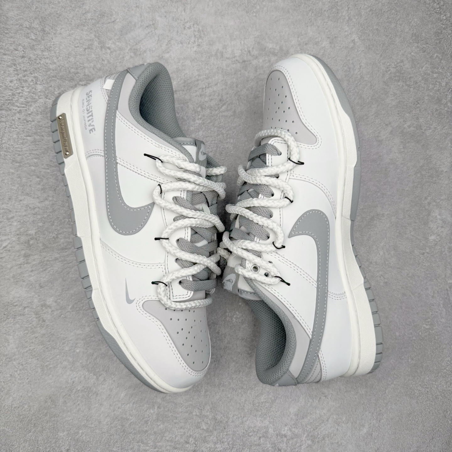 图片[3]-＃YC纯原 NK Dunk Low 无冕之王 WG0508-040 此款以极简白魂打底，磨砂质感拼接哑光皮革，视觉层次如双押韵脚，灰色Swoosh划破旋律爆点，不张扬，却藏不住高级感。粗粝绑绳诠释解构美学，致敬街头文化反叛精神。后跟「KING OF HIPHOP」烙印宣言，致敬地下舞台的隐形冠军。定制系列天花板 无原鞋不开发 全系列得物原鞋一比一校对开发 配色持续更新中 终端对接 优势输出 全套原厂楦头原纸板数据档案倾力打造 原汁原味莞产 极致还原 圈内最强针车工艺 高端零售指定版 广东原厂配套原盒原标 鞋盒分三个尺码段 原厂冲刀 超高清洁度 全鞋零毛边皮料切割 采用原厂百宏鞋带以及原厂百宏织唛舌标 内标可供原厂几率过验 进口原装条纹中底布 四线拉帮白色点胶 原厂拉帮手法遵循公司 原厂电绣 极致还原 尺码：36 36.5 37.5 38 38.5 39 40 40.5 41 42 42.5 43 44 44.5 45 46-选品中心
