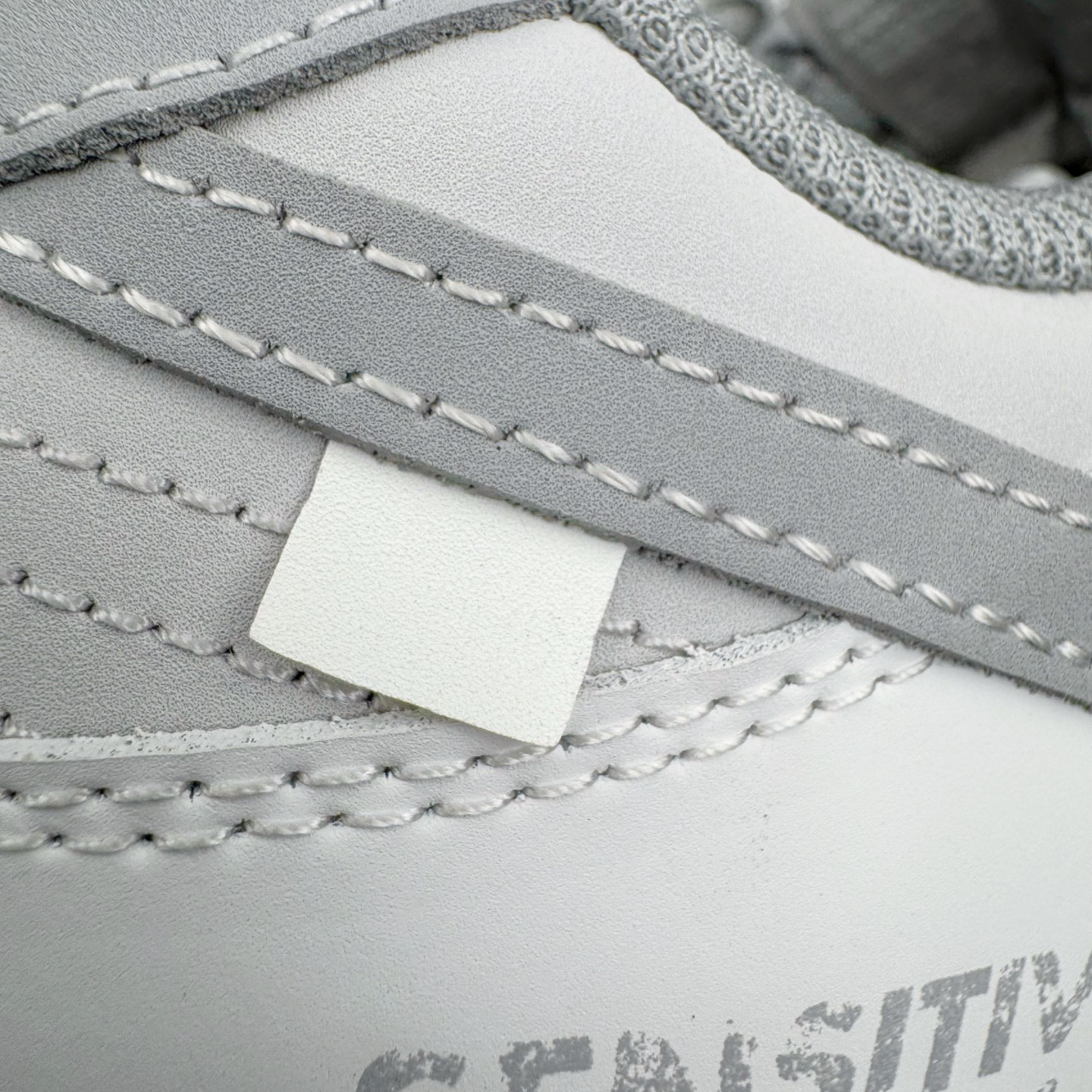 图片[11]-＃YC纯原 NK Dunk Low 无冕之王 WG0508-040 此款以极简白魂打底，磨砂质感拼接哑光皮革，视觉层次如双押韵脚，灰色Swoosh划破旋律爆点，不张扬，却藏不住高级感。粗粝绑绳诠释解构美学，致敬街头文化反叛精神。后跟「KING OF HIPHOP」烙印宣言，致敬地下舞台的隐形冠军。定制系列天花板 无原鞋不开发 全系列得物原鞋一比一校对开发 配色持续更新中 终端对接 优势输出 全套原厂楦头原纸板数据档案倾力打造 原汁原味莞产 极致还原 圈内最强针车工艺 高端零售指定版 广东原厂配套原盒原标 鞋盒分三个尺码段 原厂冲刀 超高清洁度 全鞋零毛边皮料切割 采用原厂百宏鞋带以及原厂百宏织唛舌标 内标可供原厂几率过验 进口原装条纹中底布 四线拉帮白色点胶 原厂拉帮手法遵循公司 原厂电绣 极致还原 尺码：36 36.5 37.5 38 38.5 39 40 40.5 41 42 42.5 43 44 44.5 45 46-选品中心