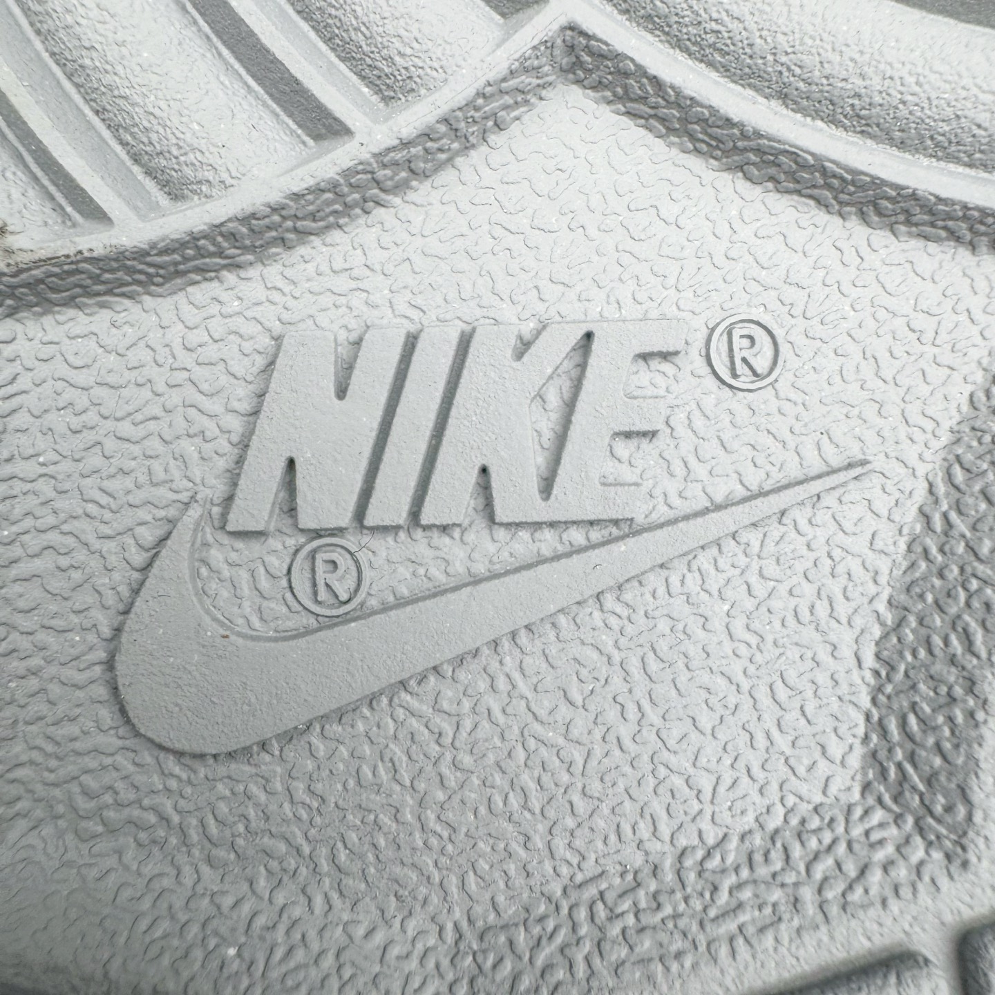 图片[15]-＃YC纯原 NK Dunk Low 无冕之王 WG0508-040 此款以极简白魂打底，磨砂质感拼接哑光皮革，视觉层次如双押韵脚，灰色Swoosh划破旋律爆点，不张扬，却藏不住高级感。粗粝绑绳诠释解构美学，致敬街头文化反叛精神。后跟「KING OF HIPHOP」烙印宣言，致敬地下舞台的隐形冠军。定制系列天花板 无原鞋不开发 全系列得物原鞋一比一校对开发 配色持续更新中 终端对接 优势输出 全套原厂楦头原纸板数据档案倾力打造 原汁原味莞产 极致还原 圈内最强针车工艺 高端零售指定版 广东原厂配套原盒原标 鞋盒分三个尺码段 原厂冲刀 超高清洁度 全鞋零毛边皮料切割 采用原厂百宏鞋带以及原厂百宏织唛舌标 内标可供原厂几率过验 进口原装条纹中底布 四线拉帮白色点胶 原厂拉帮手法遵循公司 原厂电绣 极致还原 尺码：36 36.5 37.5 38 38.5 39 40 40.5 41 42 42.5 43 44 44.5 45 46-选品中心