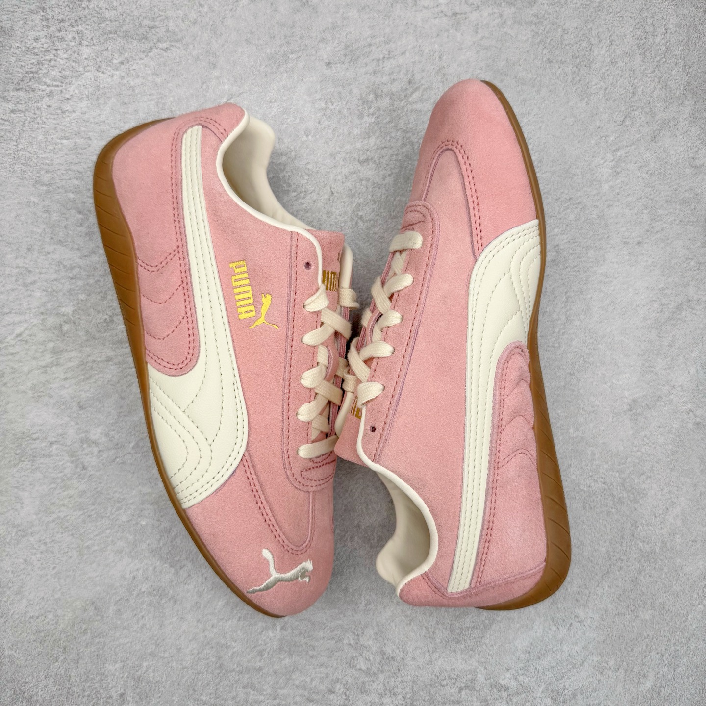 图片[3]-＃CS纯原 PUMA Speedca OG 彪马极速赛车系列低帮德训风拼接复古百搭休闲运动赛车鞋 鞋款从80、90年代赛车手所穿的防火赛车鞋为原型，鞋身线条模仿了赛车的流线廓形，体现了空气动力学原理的结构。简约流畅的外观，恰好又和贯穿其中的Formstrip Logo融合恰到好处，视觉上细节丰富且协调。本次Speedcat OG鞋款归来，最大看点自然式保留了窄版鞋型以及薄底构造。这两年各品牌鞋底越做越厚，Speedcat反其道而行之，上脚几乎无鞋底的效果带来耳目一新的视觉体验。鞋面依旧是以质感细腻的麂皮材质打造，并且大面积近乎全包裹的使用，复古味道也愈发浓烈。配色上更是将最原始的黑色和红色带回，向F1赛车队的标志性队服致敬。相信让各位一眼种草的更多是出挑的大红色，上脚即可瞬间点亮整体造型，在以球鞋为核心的OOTD中脱颖而出。而另一款黑色则是低调的万金油，彰显新潮个性的同时又不喧宾夺主，也是热爱简约系穿搭朋友的首选。 尺码：35.5 36 37 37.5 38 38.5 39 40 40.5 41 42 42.5 43 44 44.5 45-选品中心