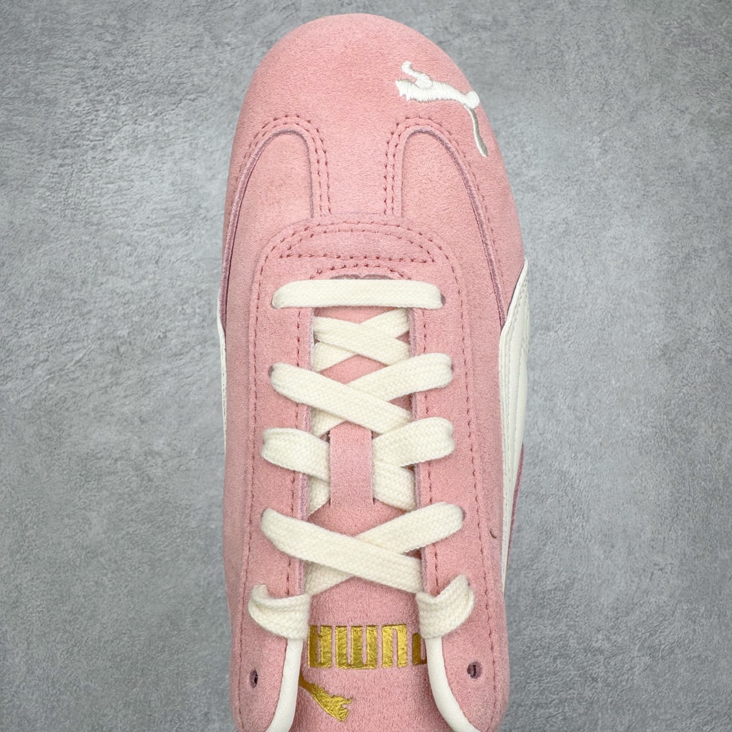 图片[4]-＃CS纯原 PUMA Speedca OG 彪马极速赛车系列低帮德训风拼接复古百搭休闲运动赛车鞋 鞋款从80、90年代赛车手所穿的防火赛车鞋为原型，鞋身线条模仿了赛车的流线廓形，体现了空气动力学原理的结构。简约流畅的外观，恰好又和贯穿其中的Formstrip Logo融合恰到好处，视觉上细节丰富且协调。本次Speedcat OG鞋款归来，最大看点自然式保留了窄版鞋型以及薄底构造。这两年各品牌鞋底越做越厚，Speedcat反其道而行之，上脚几乎无鞋底的效果带来耳目一新的视觉体验。鞋面依旧是以质感细腻的麂皮材质打造，并且大面积近乎全包裹的使用，复古味道也愈发浓烈。配色上更是将最原始的黑色和红色带回，向F1赛车队的标志性队服致敬。相信让各位一眼种草的更多是出挑的大红色，上脚即可瞬间点亮整体造型，在以球鞋为核心的OOTD中脱颖而出。而另一款黑色则是低调的万金油，彰显新潮个性的同时又不喧宾夺主，也是热爱简约系穿搭朋友的首选。 尺码：35.5 36 37 37.5 38 38.5 39 40 40.5 41 42 42.5 43 44 44.5 45-选品中心