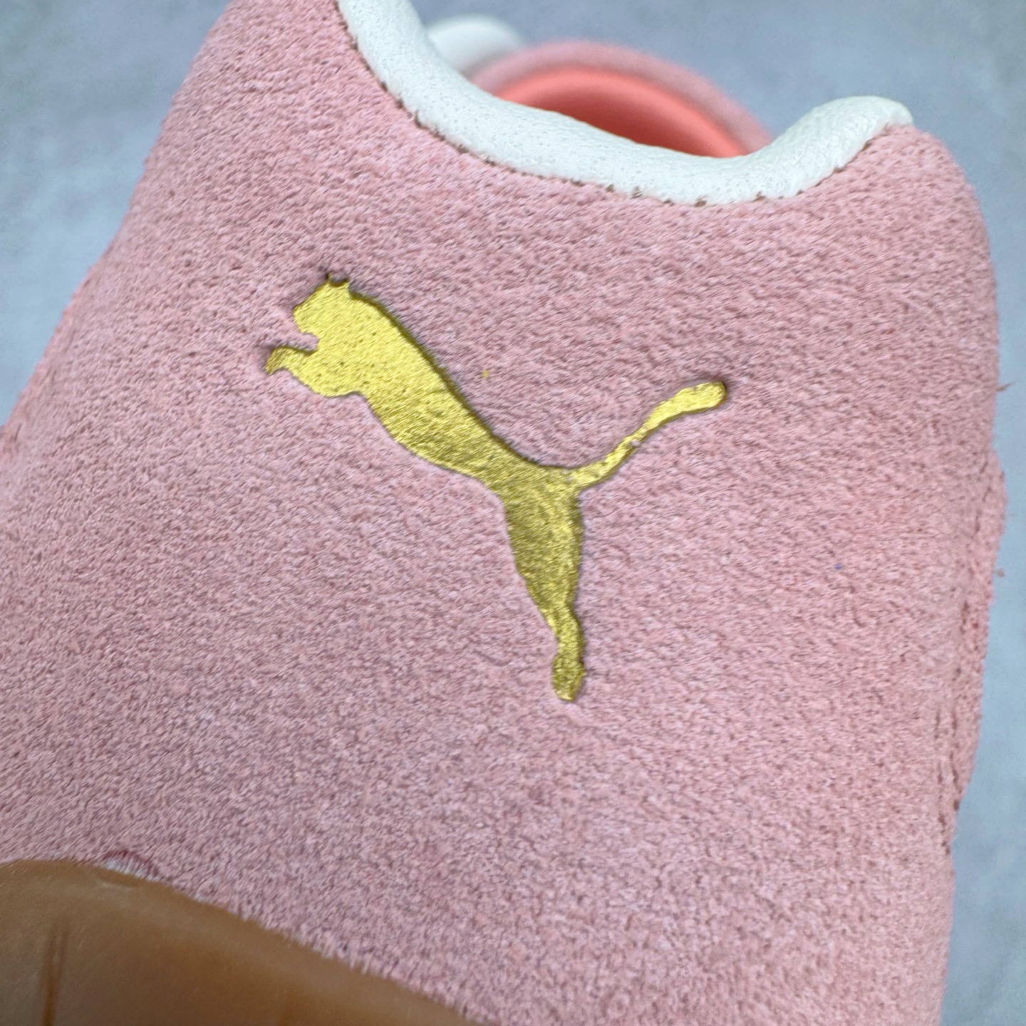 图片[18]-＃CS纯原 PUMA Speedca OG 彪马极速赛车系列低帮德训风拼接复古百搭休闲运动赛车鞋 鞋款从80、90年代赛车手所穿的防火赛车鞋为原型，鞋身线条模仿了赛车的流线廓形，体现了空气动力学原理的结构。简约流畅的外观，恰好又和贯穿其中的Formstrip Logo融合恰到好处，视觉上细节丰富且协调。本次Speedcat OG鞋款归来，最大看点自然式保留了窄版鞋型以及薄底构造。这两年各品牌鞋底越做越厚，Speedcat反其道而行之，上脚几乎无鞋底的效果带来耳目一新的视觉体验。鞋面依旧是以质感细腻的麂皮材质打造，并且大面积近乎全包裹的使用，复古味道也愈发浓烈。配色上更是将最原始的黑色和红色带回，向F1赛车队的标志性队服致敬。相信让各位一眼种草的更多是出挑的大红色，上脚即可瞬间点亮整体造型，在以球鞋为核心的OOTD中脱颖而出。而另一款黑色则是低调的万金油，彰显新潮个性的同时又不喧宾夺主，也是热爱简约系穿搭朋友的首选。 尺码：35.5 36 37 37.5 38 38.5 39 40 40.5 41 42 42.5 43 44 44.5 45-选品中心