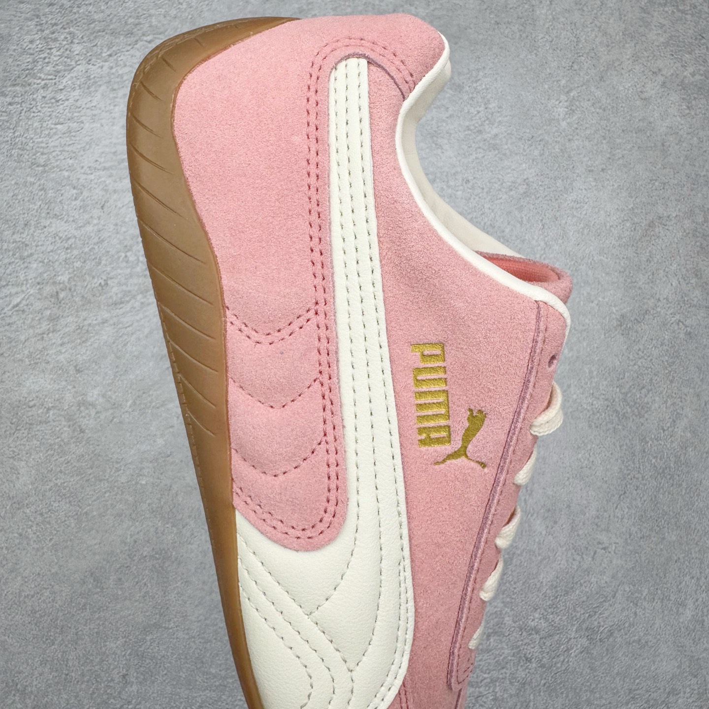 图片[6]-＃CS纯原 PUMA Speedca OG 彪马极速赛车系列低帮德训风拼接复古百搭休闲运动赛车鞋 鞋款从80、90年代赛车手所穿的防火赛车鞋为原型，鞋身线条模仿了赛车的流线廓形，体现了空气动力学原理的结构。简约流畅的外观，恰好又和贯穿其中的Formstrip Logo融合恰到好处，视觉上细节丰富且协调。本次Speedcat OG鞋款归来，最大看点自然式保留了窄版鞋型以及薄底构造。这两年各品牌鞋底越做越厚，Speedcat反其道而行之，上脚几乎无鞋底的效果带来耳目一新的视觉体验。鞋面依旧是以质感细腻的麂皮材质打造，并且大面积近乎全包裹的使用，复古味道也愈发浓烈。配色上更是将最原始的黑色和红色带回，向F1赛车队的标志性队服致敬。相信让各位一眼种草的更多是出挑的大红色，上脚即可瞬间点亮整体造型，在以球鞋为核心的OOTD中脱颖而出。而另一款黑色则是低调的万金油，彰显新潮个性的同时又不喧宾夺主，也是热爱简约系穿搭朋友的首选。 尺码：35.5 36 37 37.5 38 38.5 39 40 40.5 41 42 42.5 43 44 44.5 45-选品中心