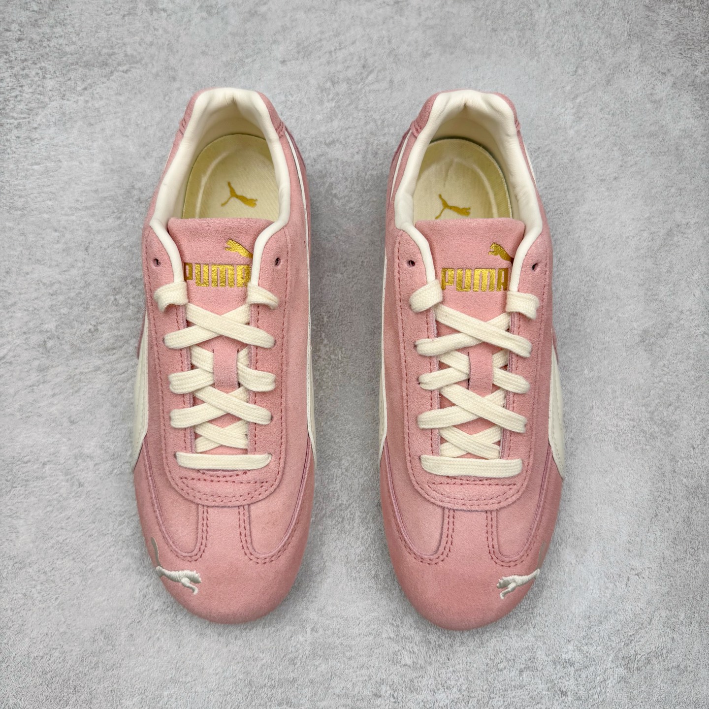 图片[2]-＃CS纯原 PUMA Speedca OG 彪马极速赛车系列低帮德训风拼接复古百搭休闲运动赛车鞋 鞋款从80、90年代赛车手所穿的防火赛车鞋为原型，鞋身线条模仿了赛车的流线廓形，体现了空气动力学原理的结构。简约流畅的外观，恰好又和贯穿其中的Formstrip Logo融合恰到好处，视觉上细节丰富且协调。本次Speedcat OG鞋款归来，最大看点自然式保留了窄版鞋型以及薄底构造。这两年各品牌鞋底越做越厚，Speedcat反其道而行之，上脚几乎无鞋底的效果带来耳目一新的视觉体验。鞋面依旧是以质感细腻的麂皮材质打造，并且大面积近乎全包裹的使用，复古味道也愈发浓烈。配色上更是将最原始的黑色和红色带回，向F1赛车队的标志性队服致敬。相信让各位一眼种草的更多是出挑的大红色，上脚即可瞬间点亮整体造型，在以球鞋为核心的OOTD中脱颖而出。而另一款黑色则是低调的万金油，彰显新潮个性的同时又不喧宾夺主，也是热爱简约系穿搭朋友的首选。 尺码：35.5 36 37 37.5 38 38.5 39 40 40.5 41 42 42.5 43 44 44.5 45-选品中心