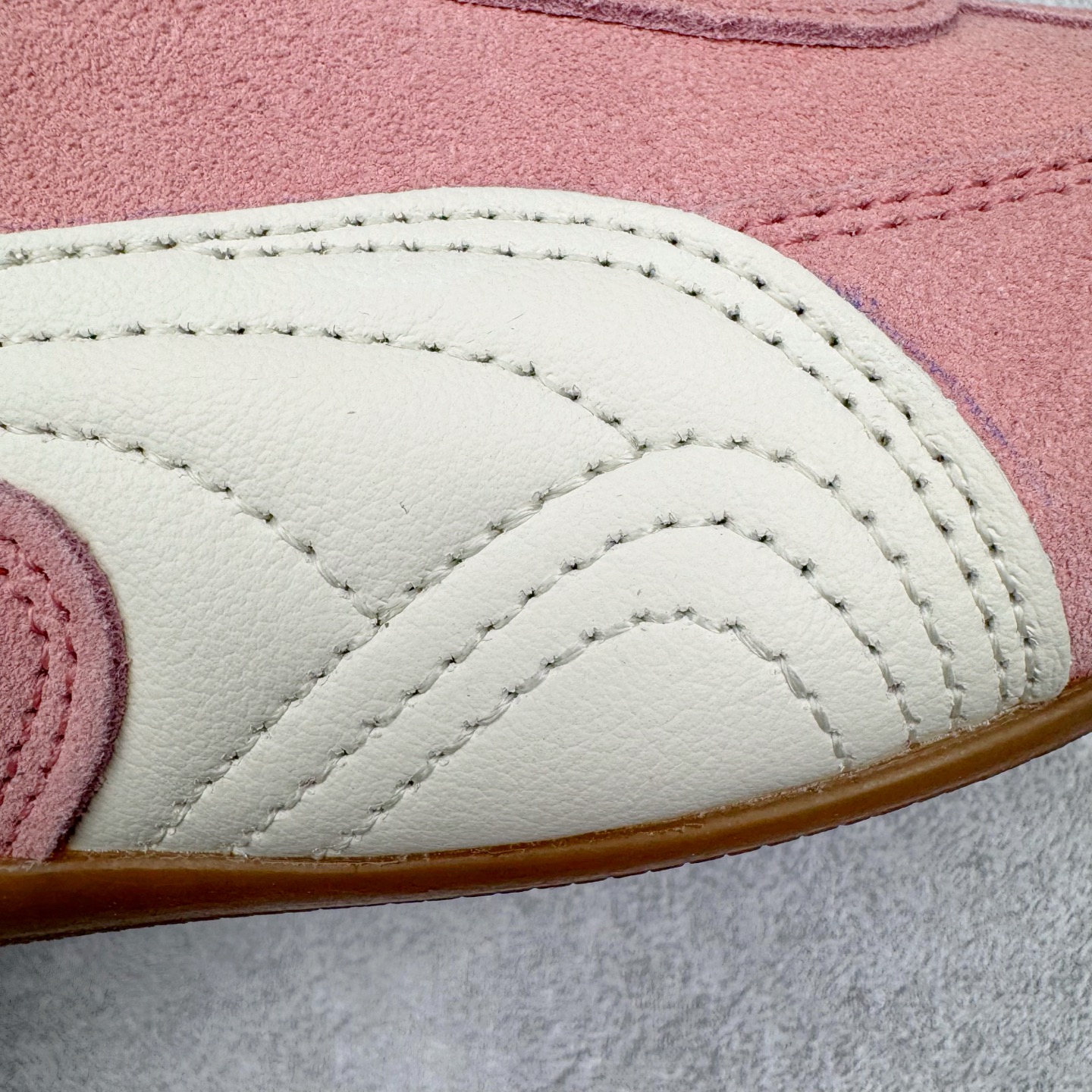 图片[11]-＃CS纯原 PUMA Speedca OG 彪马极速赛车系列低帮德训风拼接复古百搭休闲运动赛车鞋 鞋款从80、90年代赛车手所穿的防火赛车鞋为原型，鞋身线条模仿了赛车的流线廓形，体现了空气动力学原理的结构。简约流畅的外观，恰好又和贯穿其中的Formstrip Logo融合恰到好处，视觉上细节丰富且协调。本次Speedcat OG鞋款归来，最大看点自然式保留了窄版鞋型以及薄底构造。这两年各品牌鞋底越做越厚，Speedcat反其道而行之，上脚几乎无鞋底的效果带来耳目一新的视觉体验。鞋面依旧是以质感细腻的麂皮材质打造，并且大面积近乎全包裹的使用，复古味道也愈发浓烈。配色上更是将最原始的黑色和红色带回，向F1赛车队的标志性队服致敬。相信让各位一眼种草的更多是出挑的大红色，上脚即可瞬间点亮整体造型，在以球鞋为核心的OOTD中脱颖而出。而另一款黑色则是低调的万金油，彰显新潮个性的同时又不喧宾夺主，也是热爱简约系穿搭朋友的首选。 尺码：35.5 36 37 37.5 38 38.5 39 40 40.5 41 42 42.5 43 44 44.5 45-选品中心