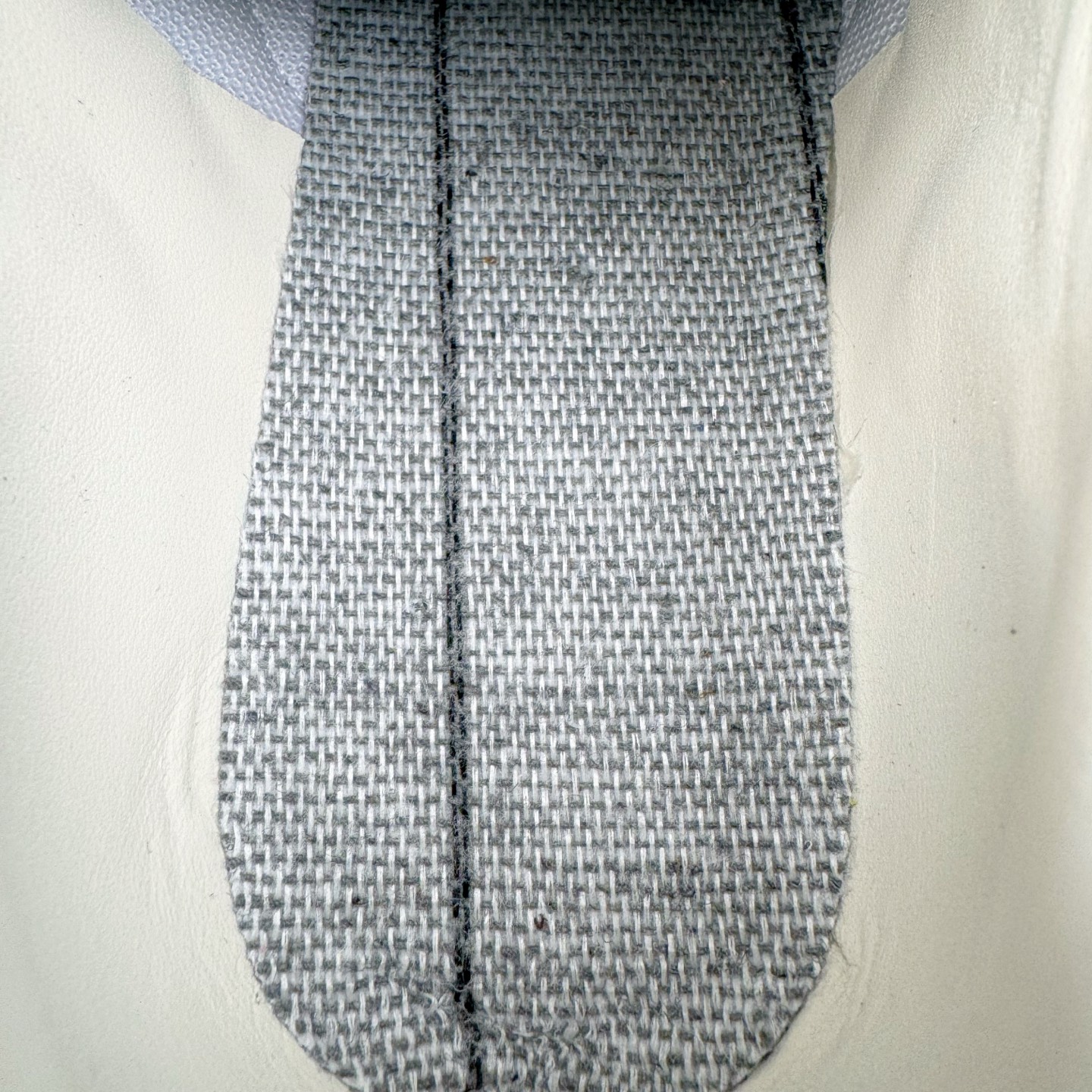 图片[12]-＃CS纯原 PUMA Speedca OG 彪马极速赛车系列低帮德训风拼接复古百搭休闲运动赛车鞋 鞋款从80、90年代赛车手所穿的防火赛车鞋为原型，鞋身线条模仿了赛车的流线廓形，体现了空气动力学原理的结构。简约流畅的外观，恰好又和贯穿其中的Formstrip Logo融合恰到好处，视觉上细节丰富且协调。本次Speedcat OG鞋款归来，最大看点自然式保留了窄版鞋型以及薄底构造。这两年各品牌鞋底越做越厚，Speedcat反其道而行之，上脚几乎无鞋底的效果带来耳目一新的视觉体验。鞋面依旧是以质感细腻的麂皮材质打造，并且大面积近乎全包裹的使用，复古味道也愈发浓烈。配色上更是将最原始的黑色和红色带回，向F1赛车队的标志性队服致敬。相信让各位一眼种草的更多是出挑的大红色，上脚即可瞬间点亮整体造型，在以球鞋为核心的OOTD中脱颖而出。而另一款黑色则是低调的万金油，彰显新潮个性的同时又不喧宾夺主，也是热爱简约系穿搭朋友的首选。 尺码：35.5 36 37 37.5 38 38.5 39 40 40.5 41 42 42.5 43 44 44.5 45-选品中心