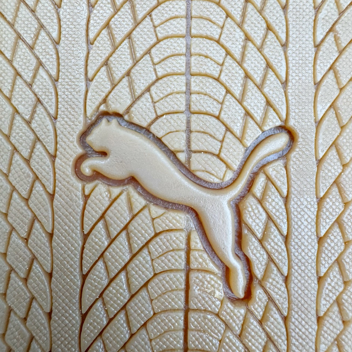 图片[10]-＃CS纯原 PUMA Speedca OG 彪马极速赛车系列低帮德训风拼接复古百搭休闲运动赛车鞋 鞋款从80、90年代赛车手所穿的防火赛车鞋为原型，鞋身线条模仿了赛车的流线廓形，体现了空气动力学原理的结构。简约流畅的外观，恰好又和贯穿其中的Formstrip Logo融合恰到好处，视觉上细节丰富且协调。本次Speedcat OG鞋款归来，最大看点自然式保留了窄版鞋型以及薄底构造。这两年各品牌鞋底越做越厚，Speedcat反其道而行之，上脚几乎无鞋底的效果带来耳目一新的视觉体验。鞋面依旧是以质感细腻的麂皮材质打造，并且大面积近乎全包裹的使用，复古味道也愈发浓烈。配色上更是将最原始的黑色和红色带回，向F1赛车队的标志性队服致敬。相信让各位一眼种草的更多是出挑的大红色，上脚即可瞬间点亮整体造型，在以球鞋为核心的OOTD中脱颖而出。而另一款黑色则是低调的万金油，彰显新潮个性的同时又不喧宾夺主，也是热爱简约系穿搭朋友的首选。 尺码：35.5 36 37 37.5 38 38.5 39 40 40.5 41 42 42.5 43 44 44.5 45-选品中心