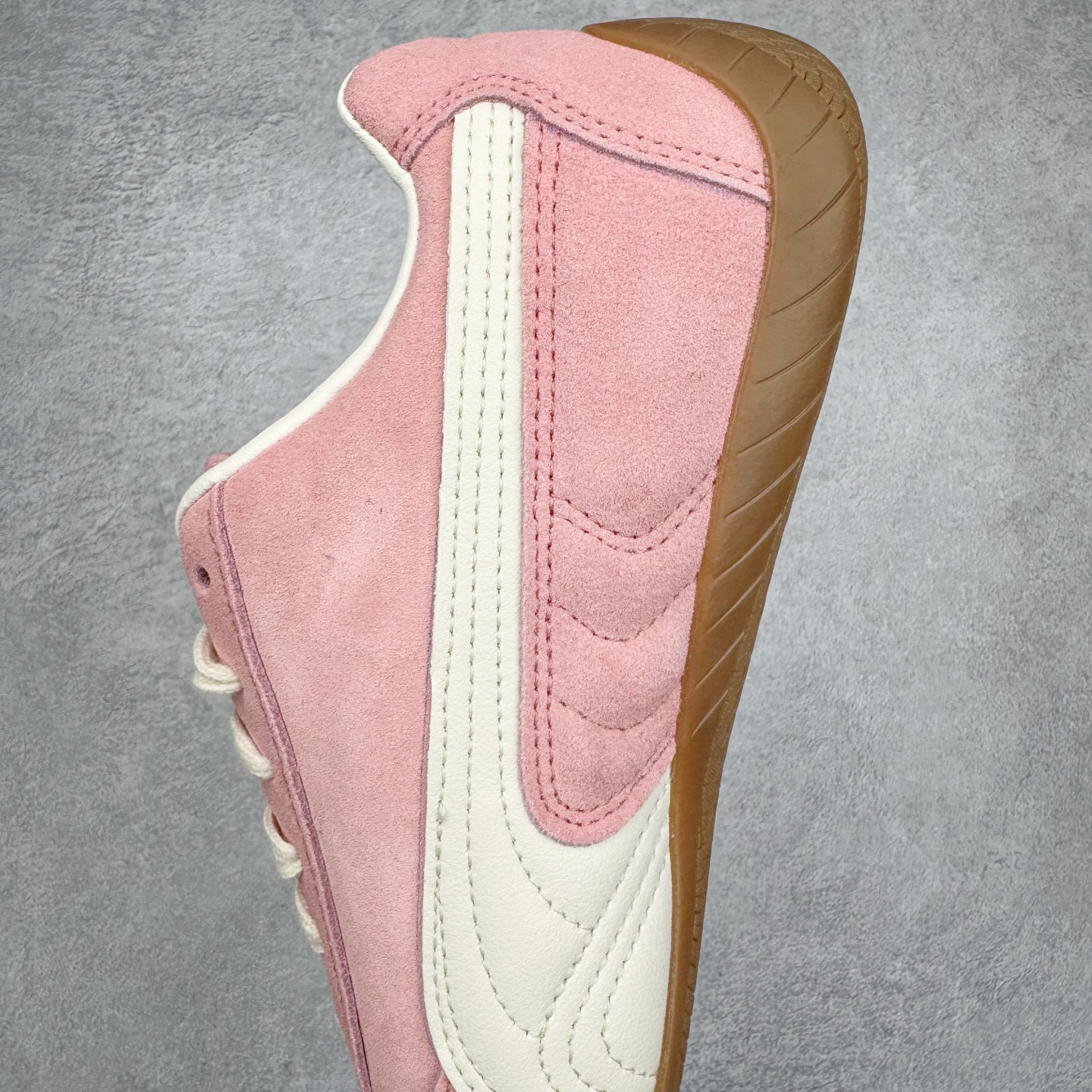 图片[7]-＃CS纯原 PUMA Speedca OG 彪马极速赛车系列低帮德训风拼接复古百搭休闲运动赛车鞋 鞋款从80、90年代赛车手所穿的防火赛车鞋为原型，鞋身线条模仿了赛车的流线廓形，体现了空气动力学原理的结构。简约流畅的外观，恰好又和贯穿其中的Formstrip Logo融合恰到好处，视觉上细节丰富且协调。本次Speedcat OG鞋款归来，最大看点自然式保留了窄版鞋型以及薄底构造。这两年各品牌鞋底越做越厚，Speedcat反其道而行之，上脚几乎无鞋底的效果带来耳目一新的视觉体验。鞋面依旧是以质感细腻的麂皮材质打造，并且大面积近乎全包裹的使用，复古味道也愈发浓烈。配色上更是将最原始的黑色和红色带回，向F1赛车队的标志性队服致敬。相信让各位一眼种草的更多是出挑的大红色，上脚即可瞬间点亮整体造型，在以球鞋为核心的OOTD中脱颖而出。而另一款黑色则是低调的万金油，彰显新潮个性的同时又不喧宾夺主，也是热爱简约系穿搭朋友的首选。 尺码：35.5 36 37 37.5 38 38.5 39 40 40.5 41 42 42.5 43 44 44.5 45-选品中心