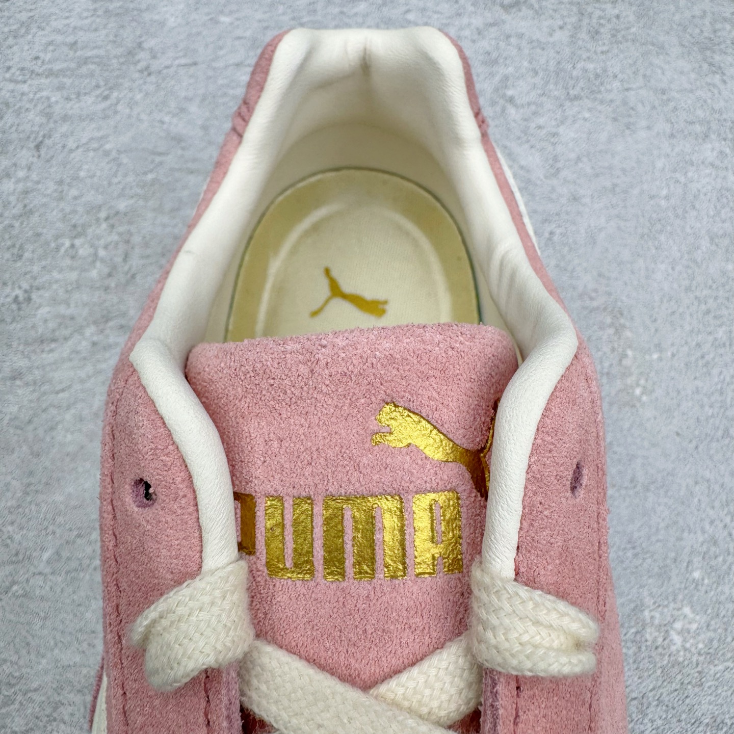 图片[15]-＃CS纯原 PUMA Speedca OG 彪马极速赛车系列低帮德训风拼接复古百搭休闲运动赛车鞋 鞋款从80、90年代赛车手所穿的防火赛车鞋为原型，鞋身线条模仿了赛车的流线廓形，体现了空气动力学原理的结构。简约流畅的外观，恰好又和贯穿其中的Formstrip Logo融合恰到好处，视觉上细节丰富且协调。本次Speedcat OG鞋款归来，最大看点自然式保留了窄版鞋型以及薄底构造。这两年各品牌鞋底越做越厚，Speedcat反其道而行之，上脚几乎无鞋底的效果带来耳目一新的视觉体验。鞋面依旧是以质感细腻的麂皮材质打造，并且大面积近乎全包裹的使用，复古味道也愈发浓烈。配色上更是将最原始的黑色和红色带回，向F1赛车队的标志性队服致敬。相信让各位一眼种草的更多是出挑的大红色，上脚即可瞬间点亮整体造型，在以球鞋为核心的OOTD中脱颖而出。而另一款黑色则是低调的万金油，彰显新潮个性的同时又不喧宾夺主，也是热爱简约系穿搭朋友的首选。 尺码：35.5 36 37 37.5 38 38.5 39 40 40.5 41 42 42.5 43 44 44.5 45-选品中心