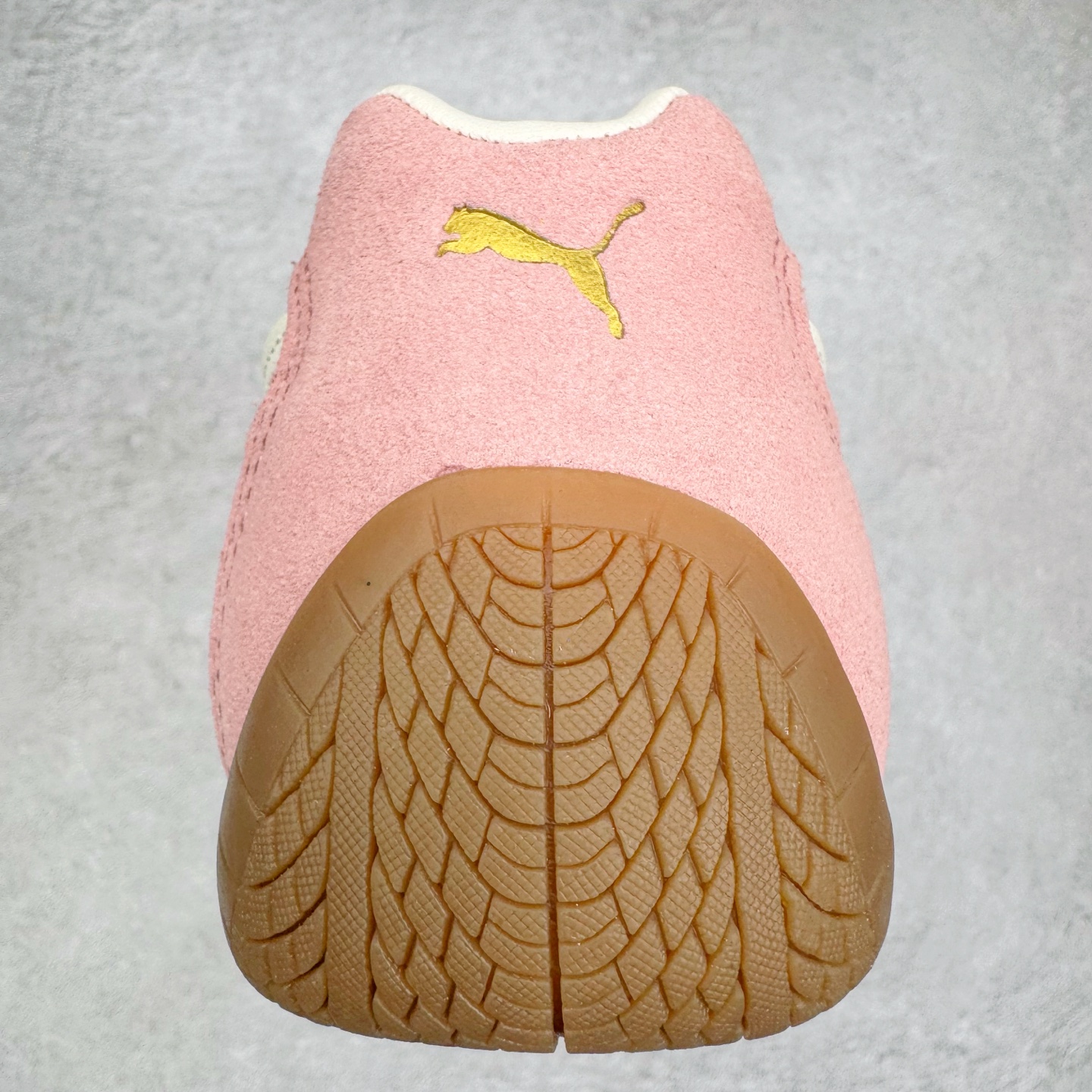 图片[8]-＃CS纯原 PUMA Speedca OG 彪马极速赛车系列低帮德训风拼接复古百搭休闲运动赛车鞋 鞋款从80、90年代赛车手所穿的防火赛车鞋为原型，鞋身线条模仿了赛车的流线廓形，体现了空气动力学原理的结构。简约流畅的外观，恰好又和贯穿其中的Formstrip Logo融合恰到好处，视觉上细节丰富且协调。本次Speedcat OG鞋款归来，最大看点自然式保留了窄版鞋型以及薄底构造。这两年各品牌鞋底越做越厚，Speedcat反其道而行之，上脚几乎无鞋底的效果带来耳目一新的视觉体验。鞋面依旧是以质感细腻的麂皮材质打造，并且大面积近乎全包裹的使用，复古味道也愈发浓烈。配色上更是将最原始的黑色和红色带回，向F1赛车队的标志性队服致敬。相信让各位一眼种草的更多是出挑的大红色，上脚即可瞬间点亮整体造型，在以球鞋为核心的OOTD中脱颖而出。而另一款黑色则是低调的万金油，彰显新潮个性的同时又不喧宾夺主，也是热爱简约系穿搭朋友的首选。 尺码：35.5 36 37 37.5 38 38.5 39 40 40.5 41 42 42.5 43 44 44.5 45-选品中心