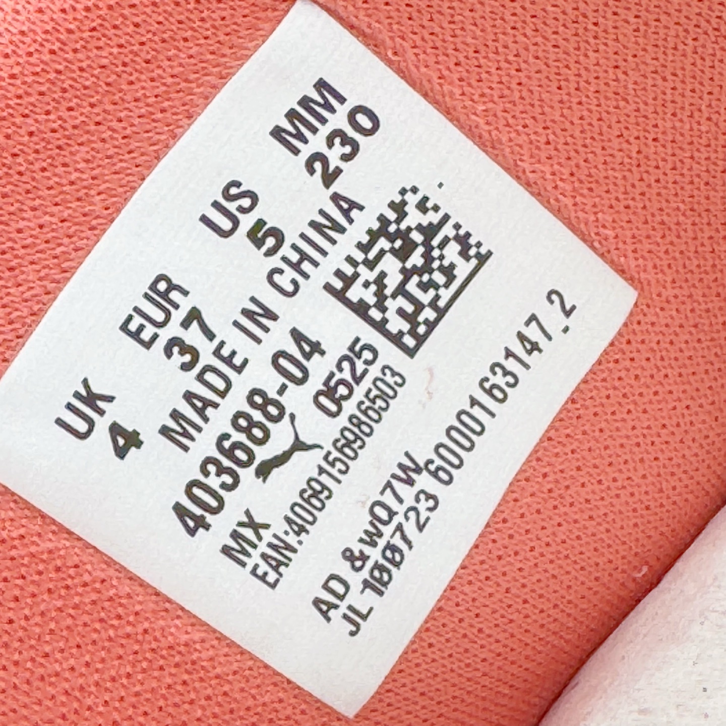 图片[14]-＃CS纯原 PUMA Speedca OG 彪马极速赛车系列低帮德训风拼接复古百搭休闲运动赛车鞋 鞋款从80、90年代赛车手所穿的防火赛车鞋为原型，鞋身线条模仿了赛车的流线廓形，体现了空气动力学原理的结构。简约流畅的外观，恰好又和贯穿其中的Formstrip Logo融合恰到好处，视觉上细节丰富且协调。本次Speedcat OG鞋款归来，最大看点自然式保留了窄版鞋型以及薄底构造。这两年各品牌鞋底越做越厚，Speedcat反其道而行之，上脚几乎无鞋底的效果带来耳目一新的视觉体验。鞋面依旧是以质感细腻的麂皮材质打造，并且大面积近乎全包裹的使用，复古味道也愈发浓烈。配色上更是将最原始的黑色和红色带回，向F1赛车队的标志性队服致敬。相信让各位一眼种草的更多是出挑的大红色，上脚即可瞬间点亮整体造型，在以球鞋为核心的OOTD中脱颖而出。而另一款黑色则是低调的万金油，彰显新潮个性的同时又不喧宾夺主，也是热爱简约系穿搭朋友的首选。 尺码：35.5 36 37 37.5 38 38.5 39 40 40.5 41 42 42.5 43 44 44.5 45-选品中心